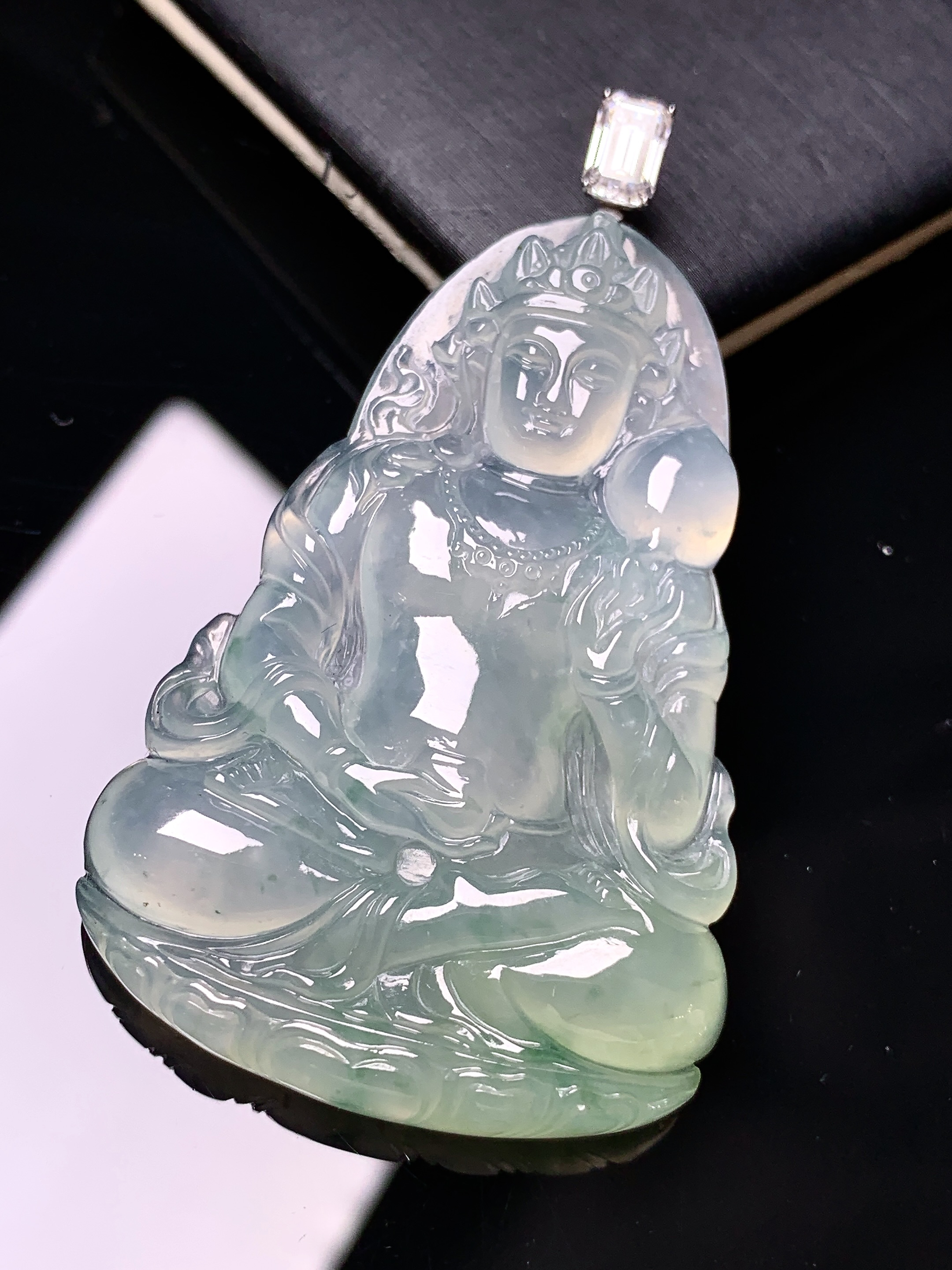 18k金钻镶嵌冰种观音菩萨吊坠 玉质细腻 色泽艳丽清新 水润亮眼 整体尺寸57.2*33.6*5.8