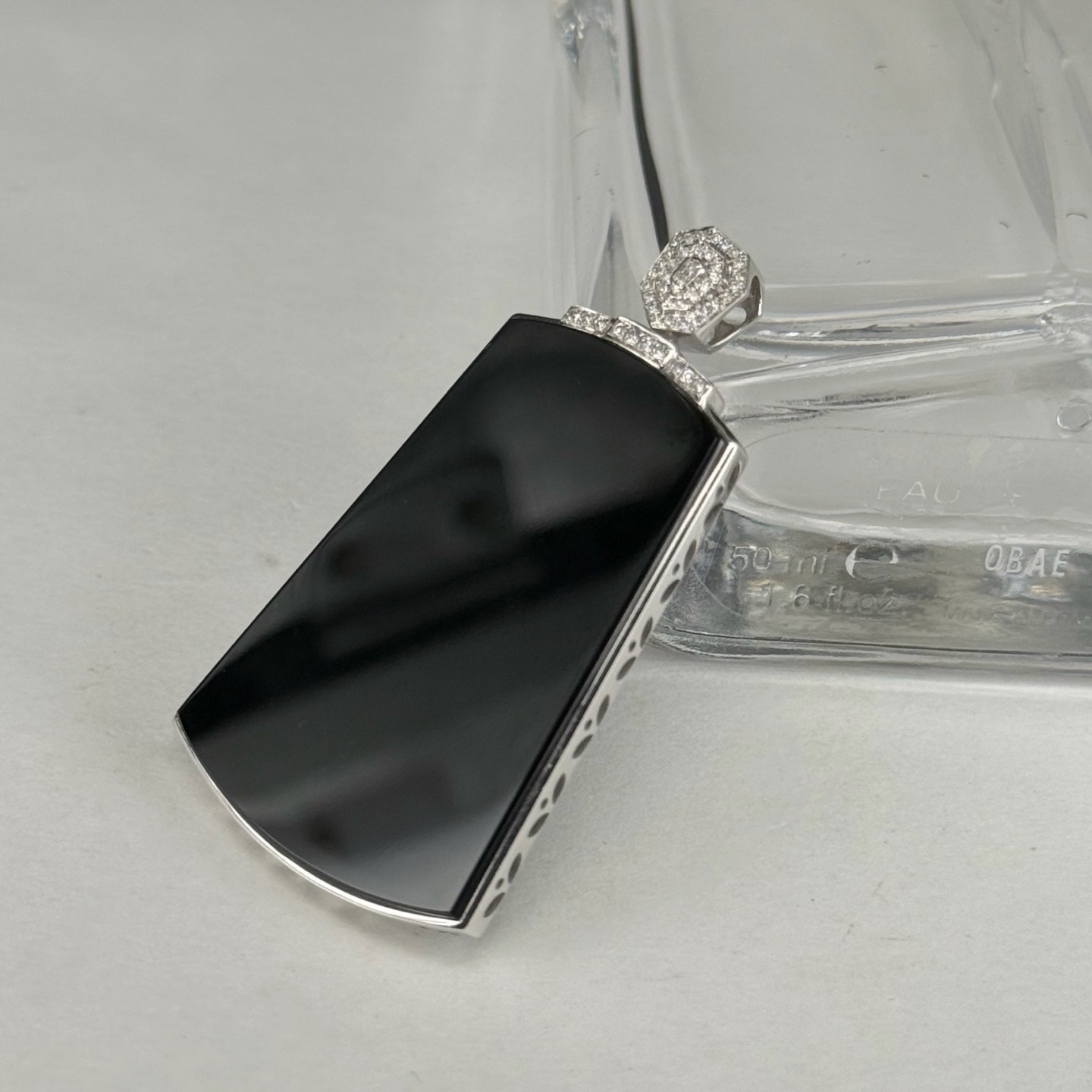 精品18k墨翠无事牌 种好色正 黑度极好 打灯通透 油性十足  尺寸45.1