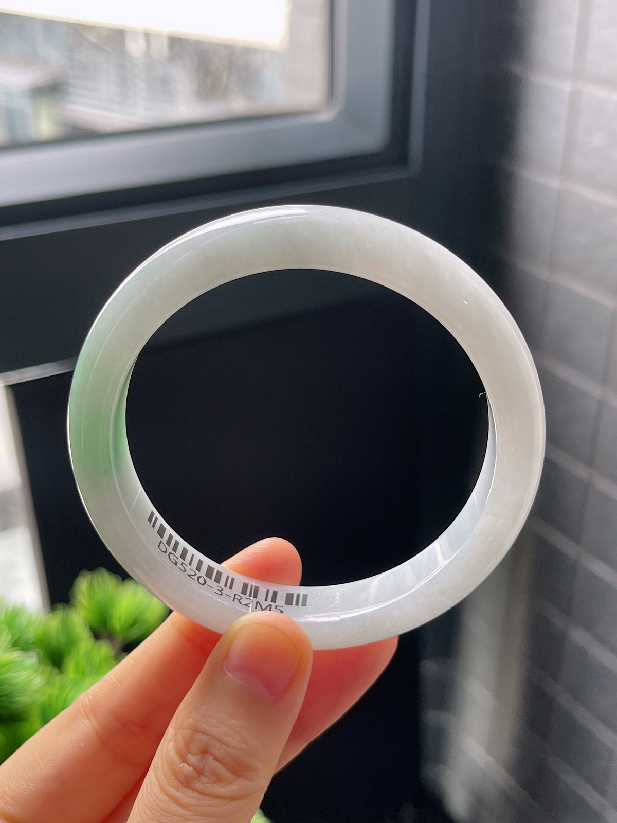正圈56.6圈口，翡翠糯化种飘绿手镯