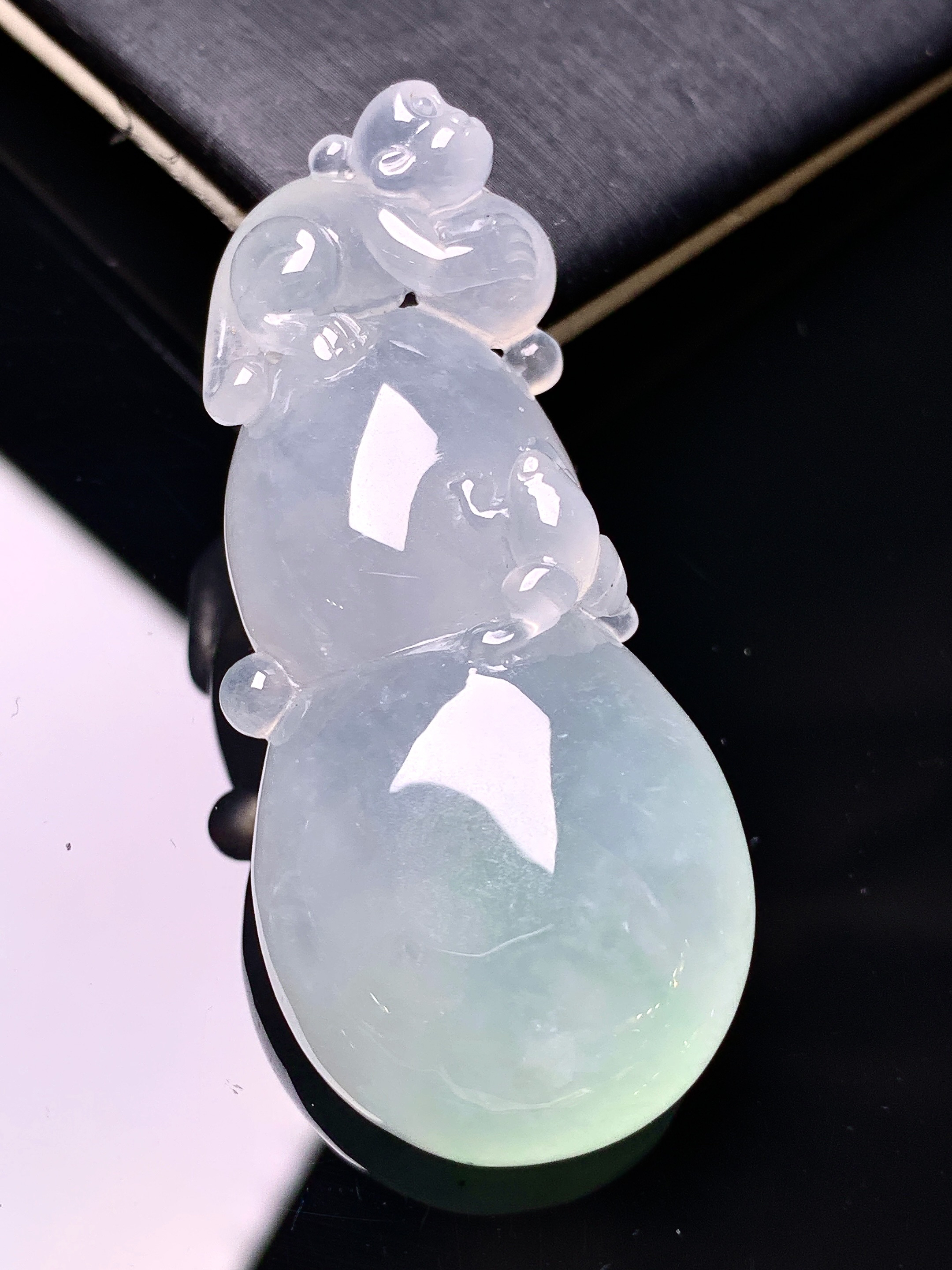 冰种葫芦吊坠 玉质细腻 色泽艳丽清新 水润亮眼 整体尺寸50.2*22.6*11.3 f4