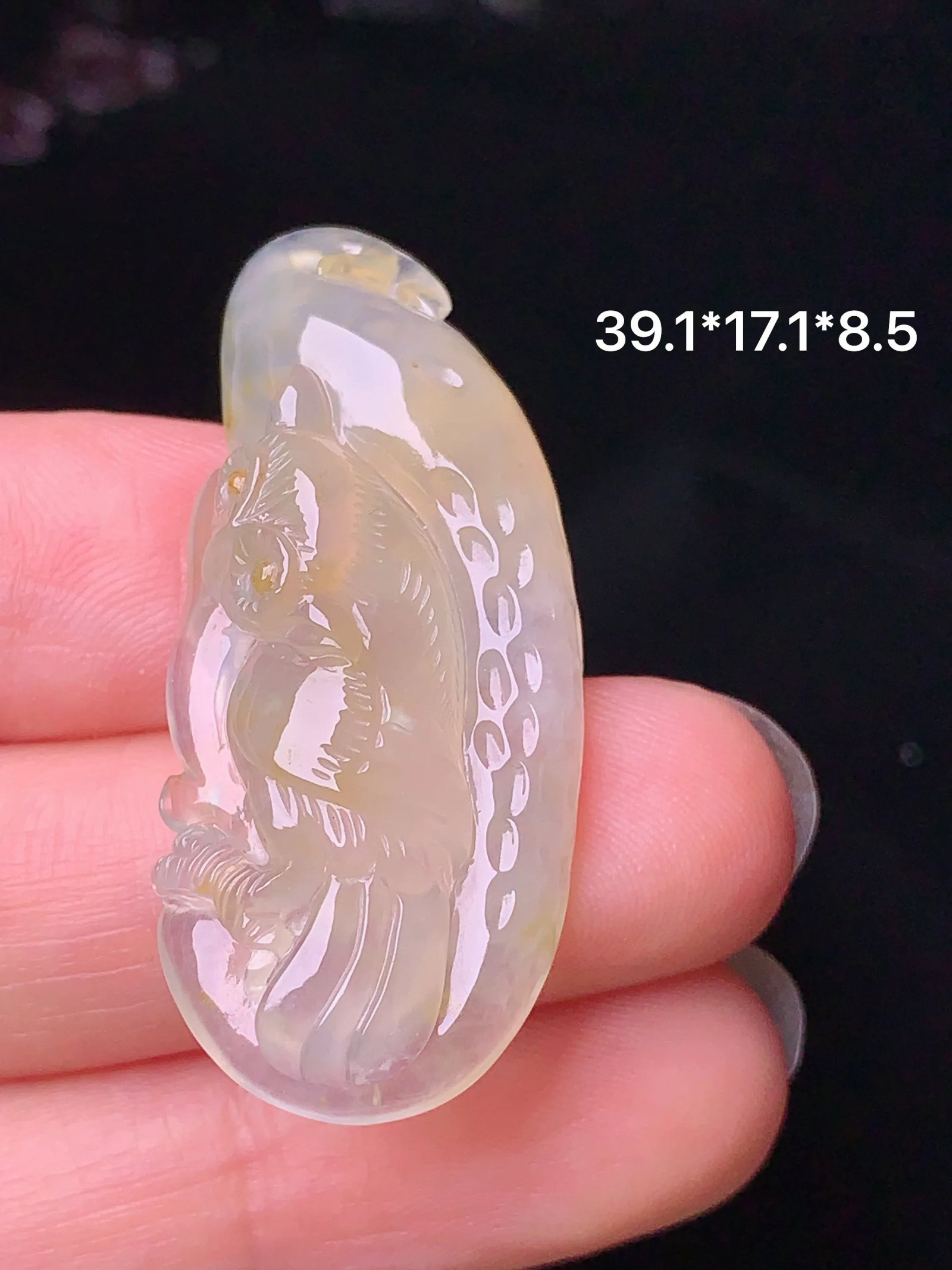 冰黄翡猫头鹰吊坠 玉质细腻 色泽艳丽清新 水润亮眼 整体尺寸39.1*17.1*8.5 c1