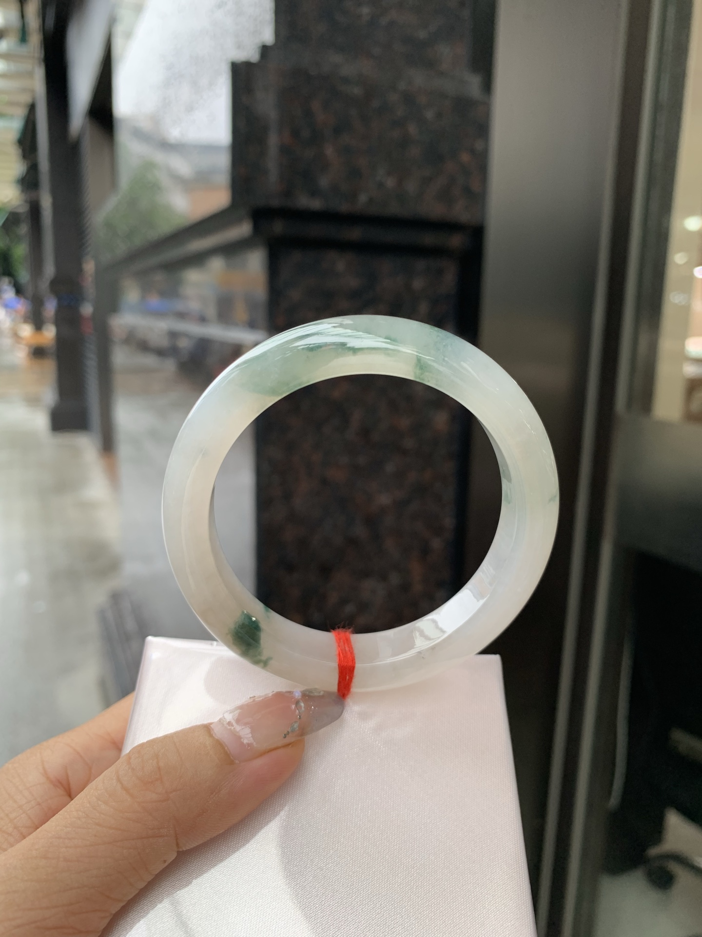 冰飘花正圈 0519-4A118 打灯棉线，底妆冰润细腻，冰底中开出了朵朵蓝花，飘花灵动飘逸，勾勒出一幅唯美诗意的山水意境画，古典优雅又秀气