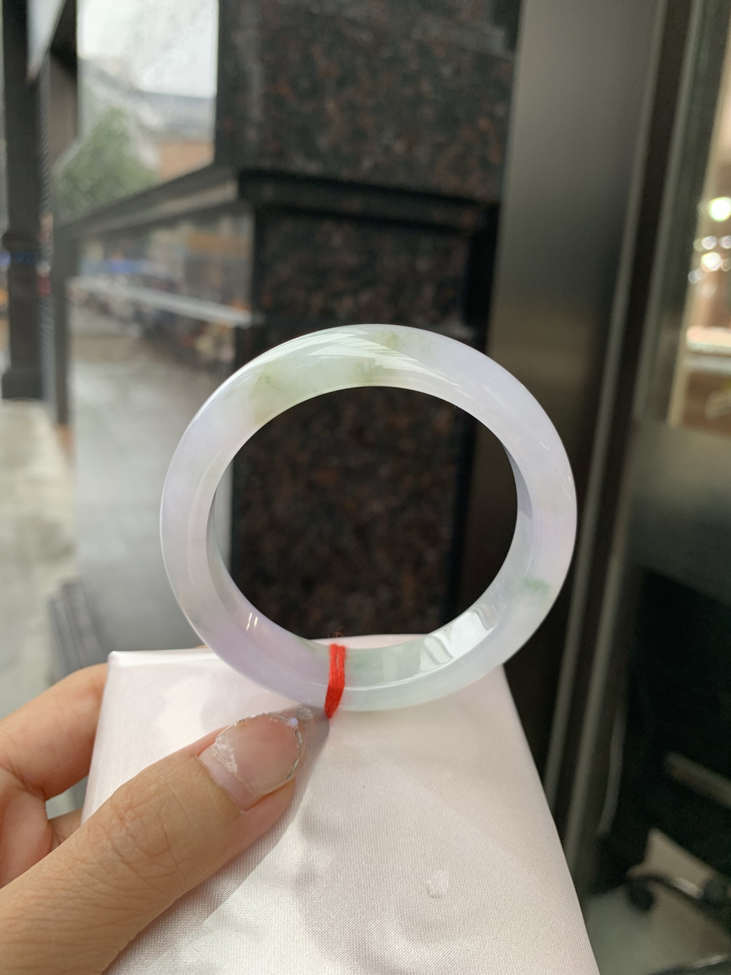 冰春彩正圈 54.6-8-12.8 0519-4A115 打灯棉线，底妆冰润，谁能拒绝一只自带春日滤镜的春彩镯啊，紫底晕染着飘绿花，像雾里的新芽，冰润细腻，上手温柔到骨子里，把整个春天的诗意都戴在手上。