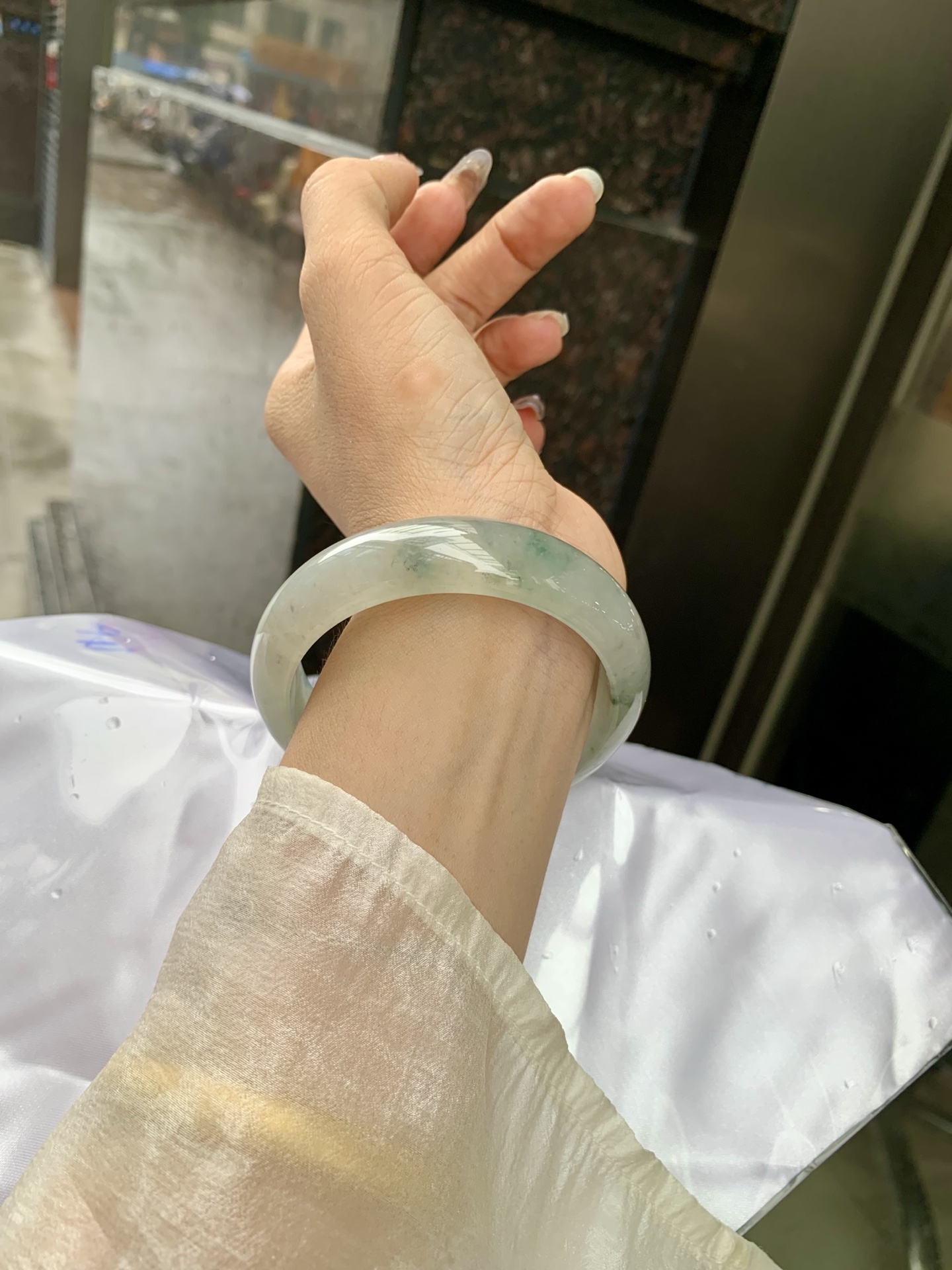 宽版正圈 57.7-7.6-15.6 0519-4A119 无裂，底妆冰透有光感，冰底中开出了朵朵蓝花，飘花灵动飘逸，勾勒出一幅唯美诗意的山水意境画，古典优雅又秀气