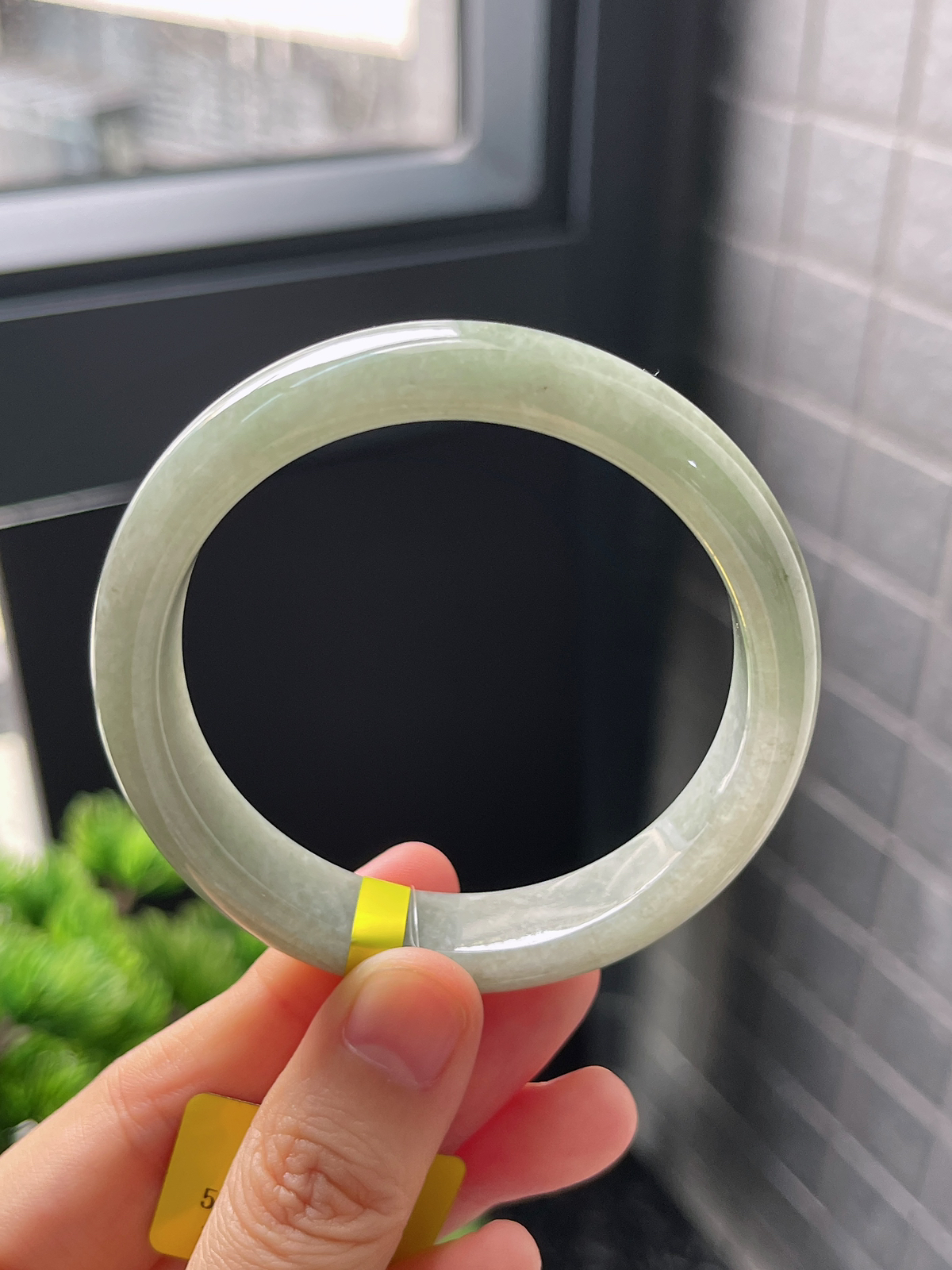 正圈54.2圈口，翡翠糯化种淡绿色手镯