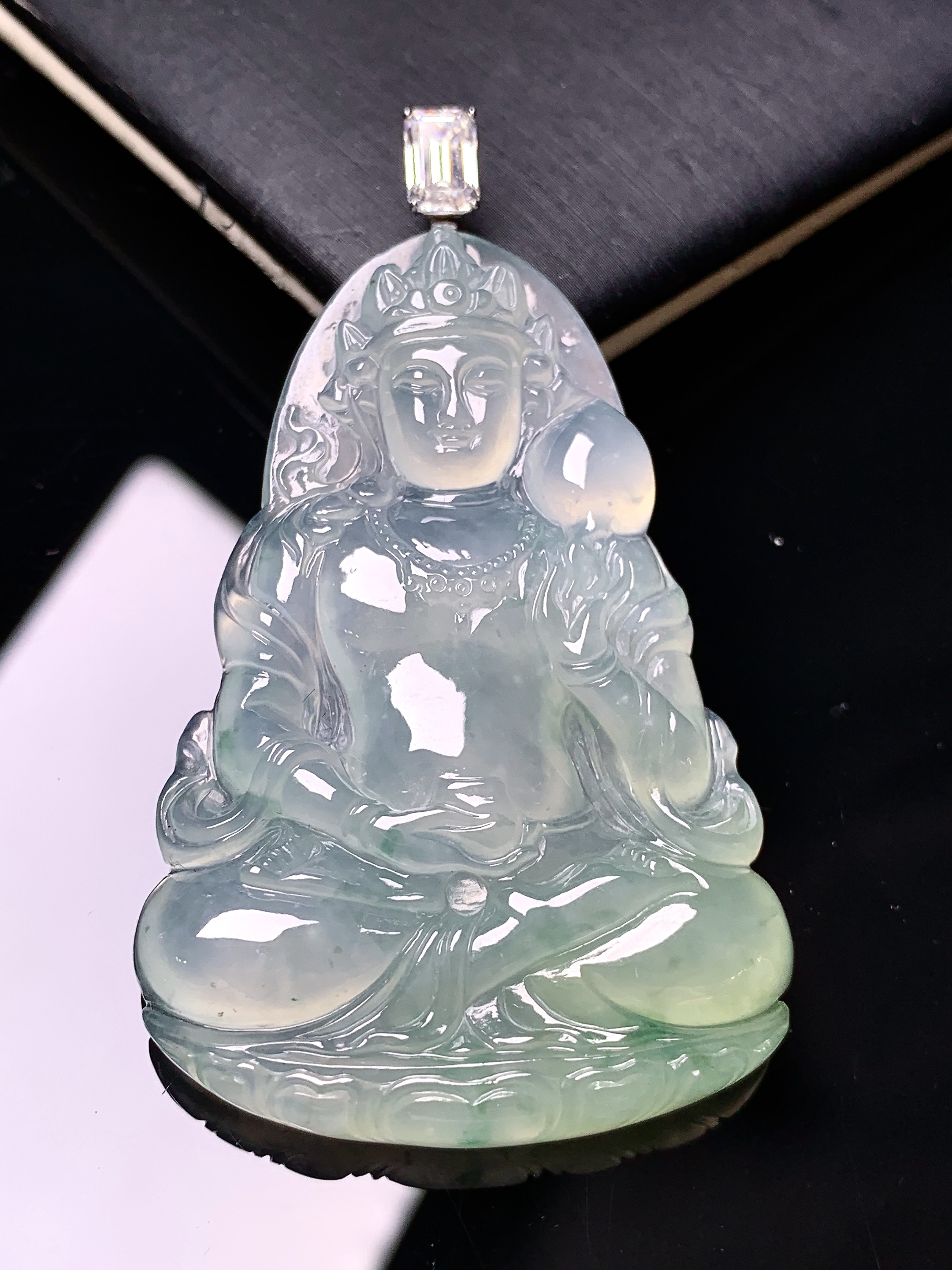 18k金钻镶嵌冰种观音菩萨吊坠 玉质细腻 色泽艳丽清新 水润亮眼 整体尺寸57.2*33.6*5.8
