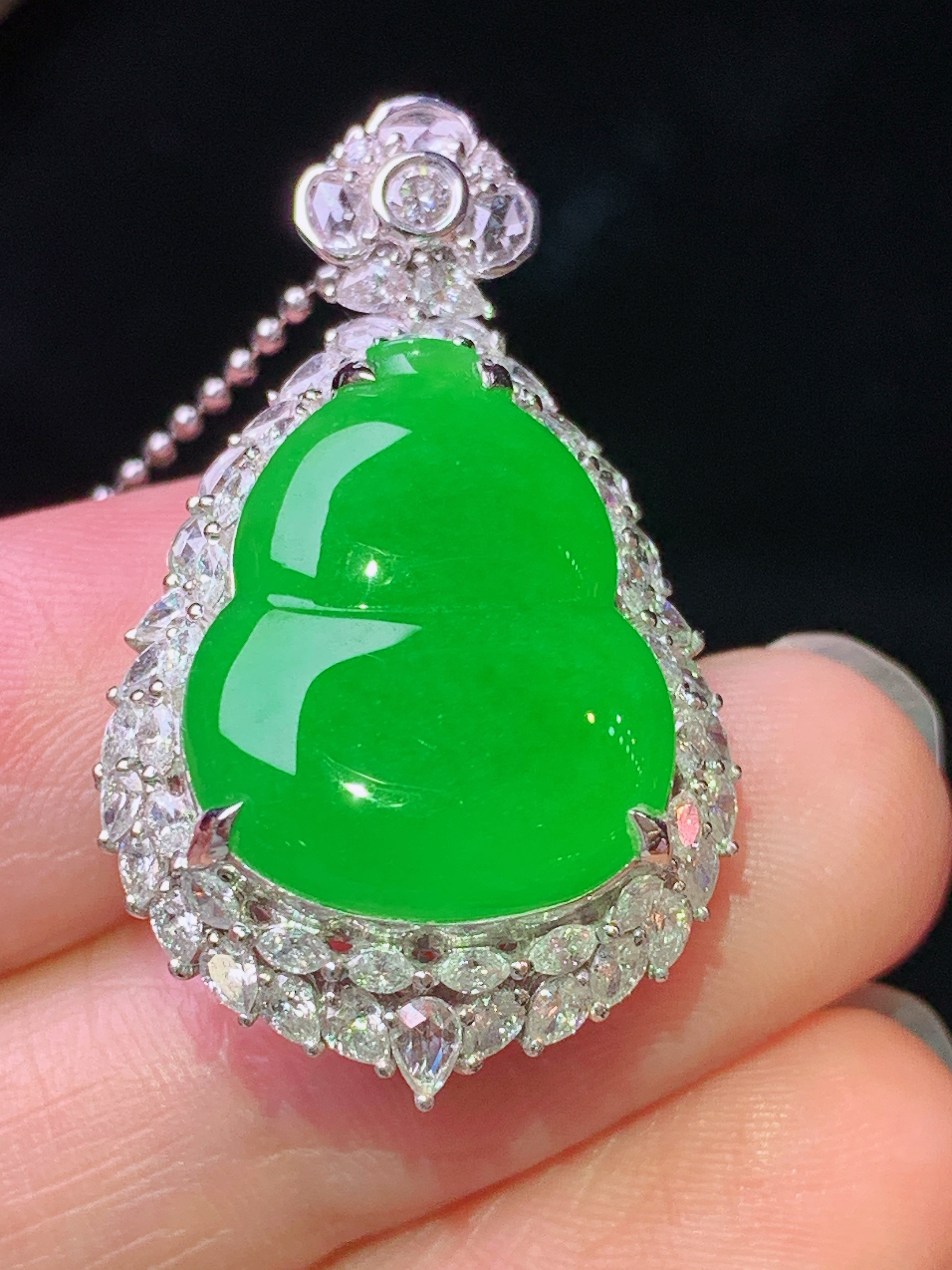 18k金钻镶嵌冰阳绿葫芦吊坠 玉质细腻 色泽艳丽清新 水润亮眼 整体尺寸32.8*19.5*11.8 t2