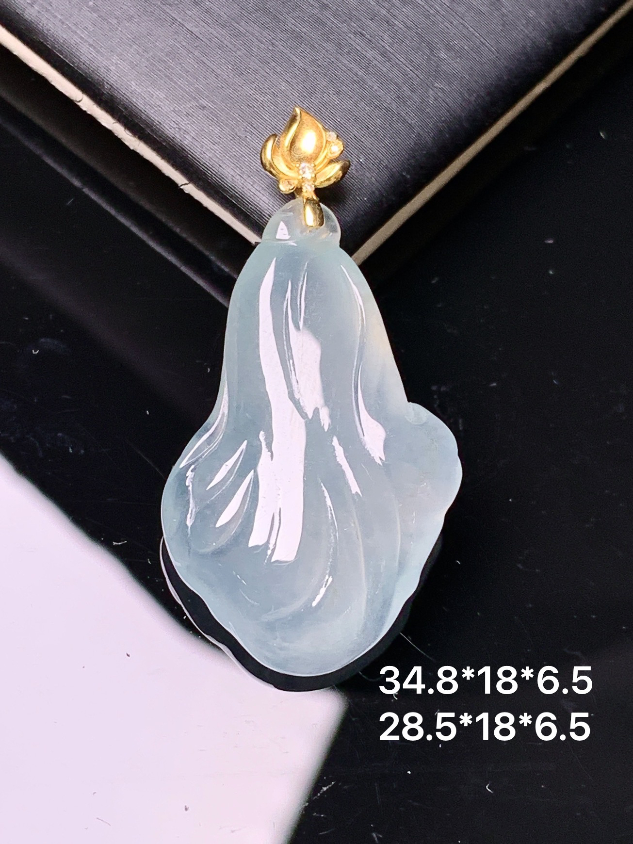 18k金镶嵌冰种白菜吊坠 玉质细腻 色泽艳丽清新 水润亮眼 整体尺寸34.8*18*6.5 z2