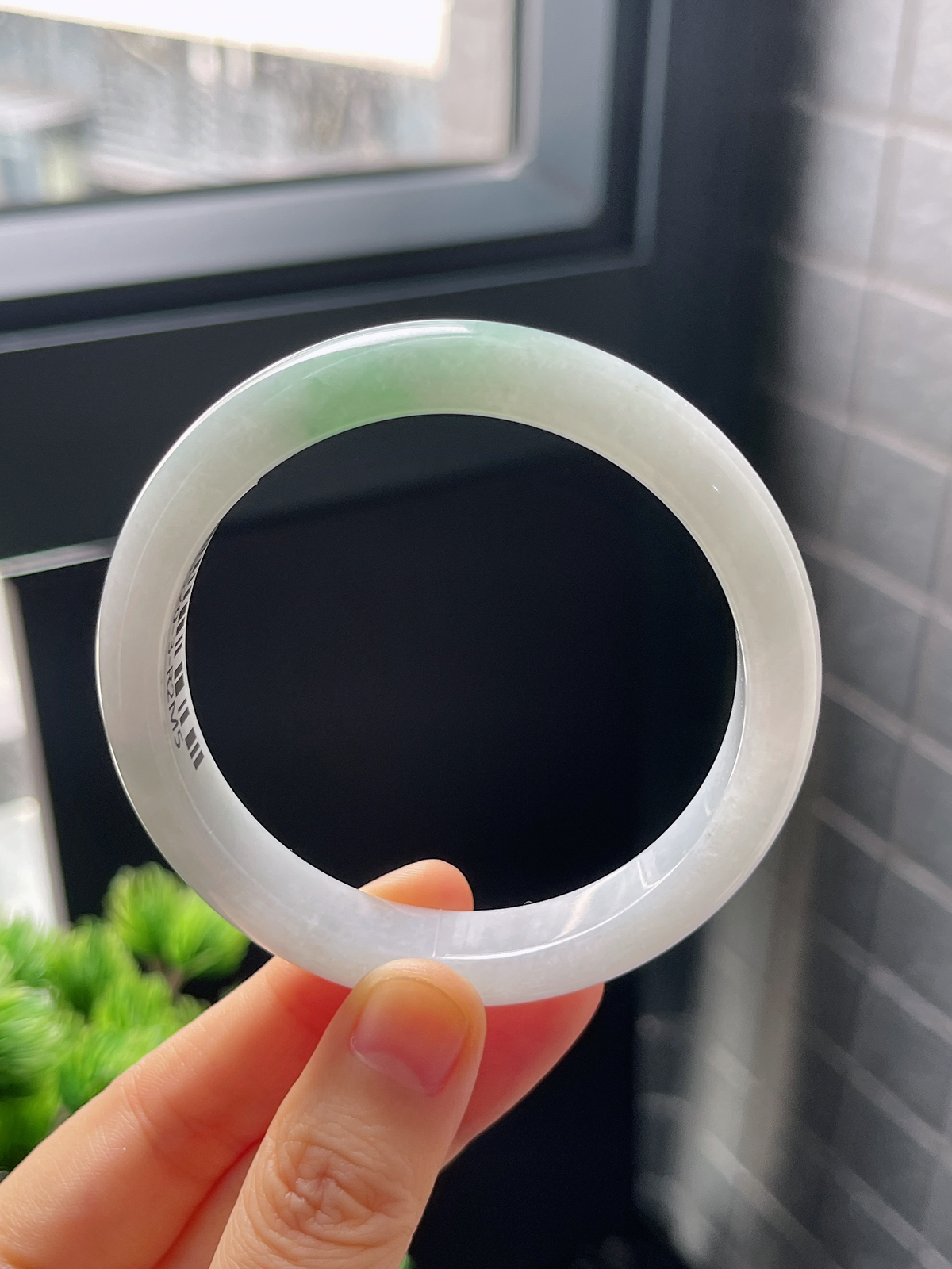正圈56.6圈口，翡翠糯化种飘绿手镯