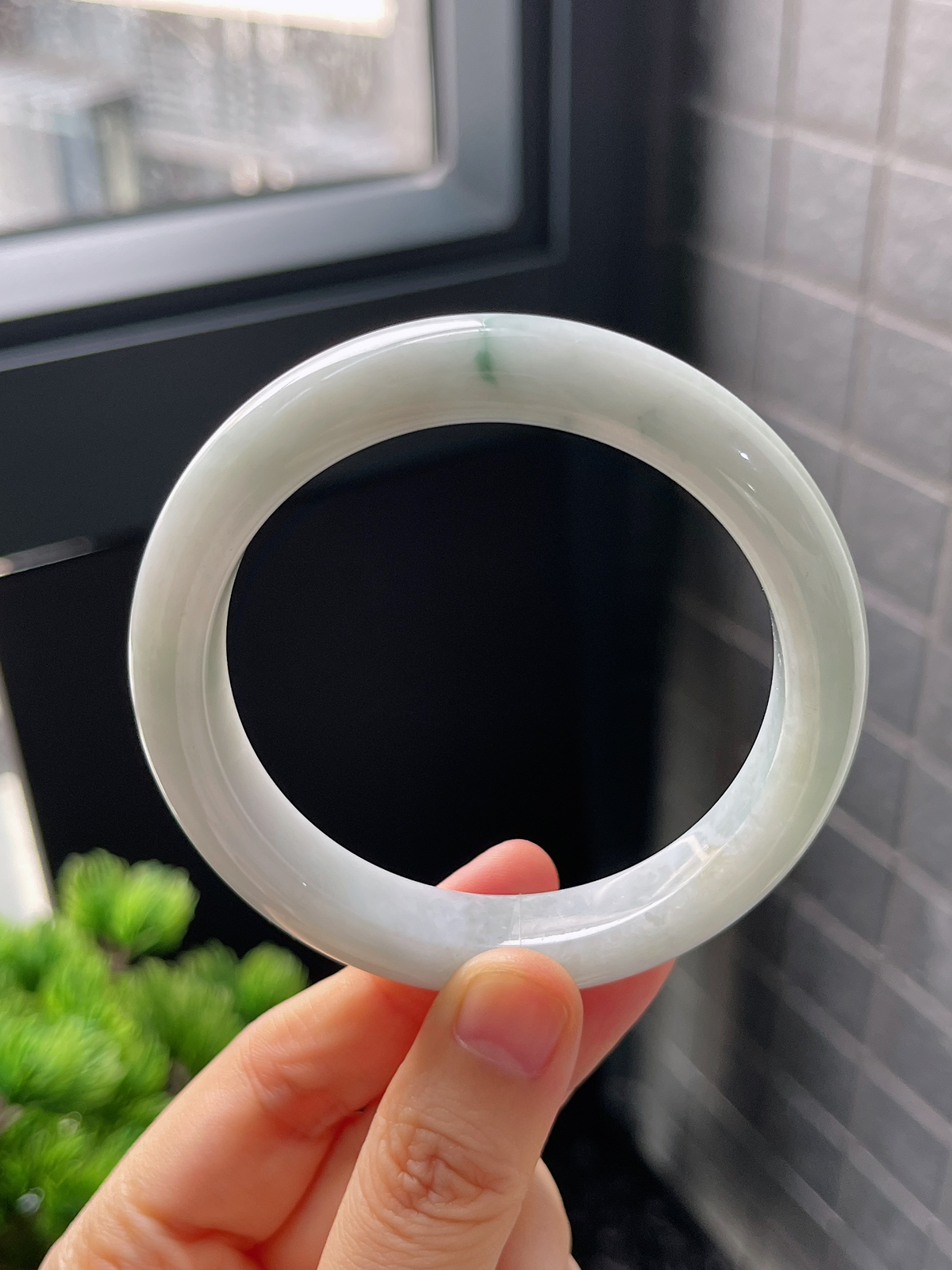 正圈56.7圈口，翡翠糯化种白色手镯