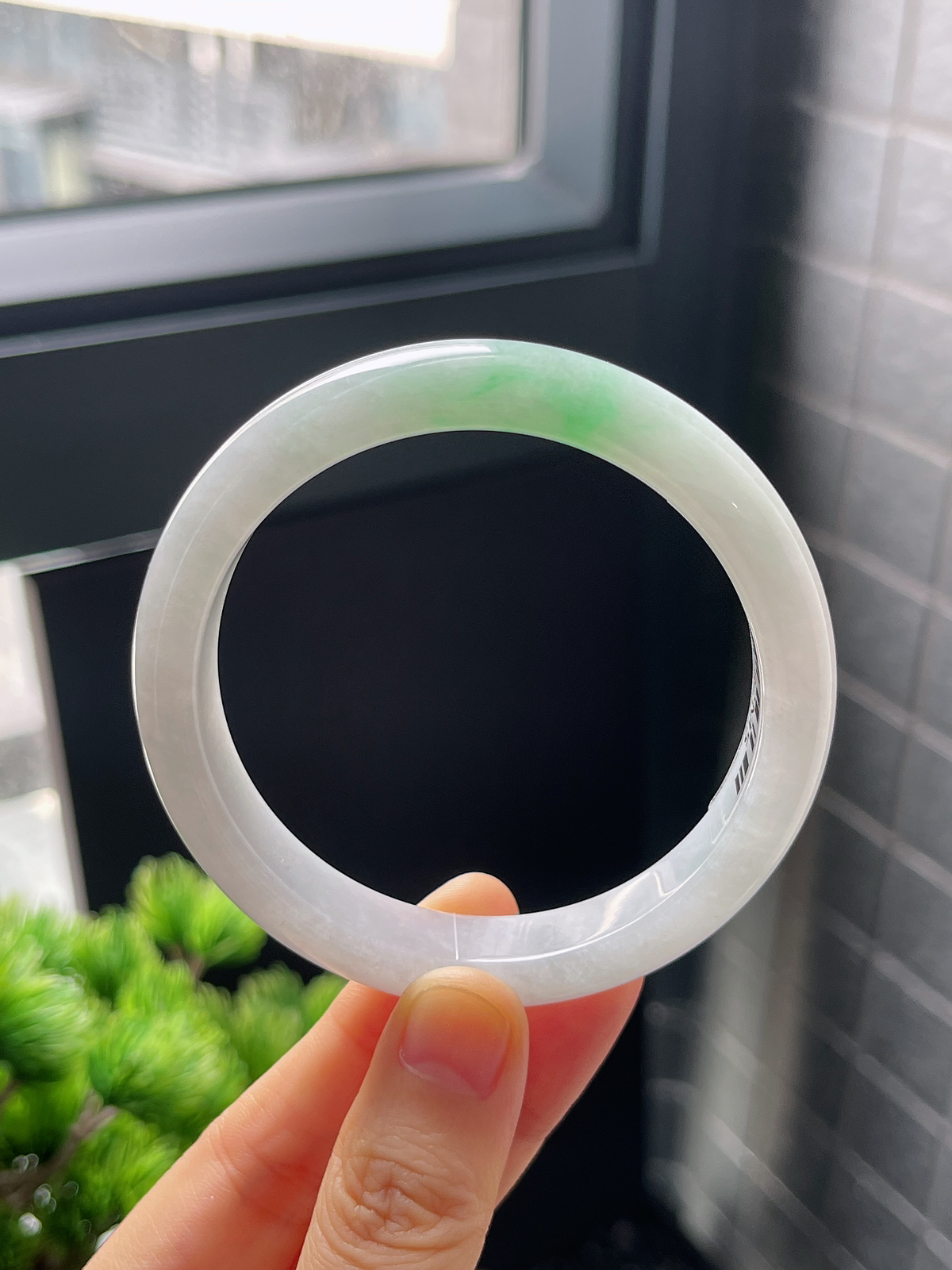 正圈56.6圈口，翡翠糯化种飘绿手镯