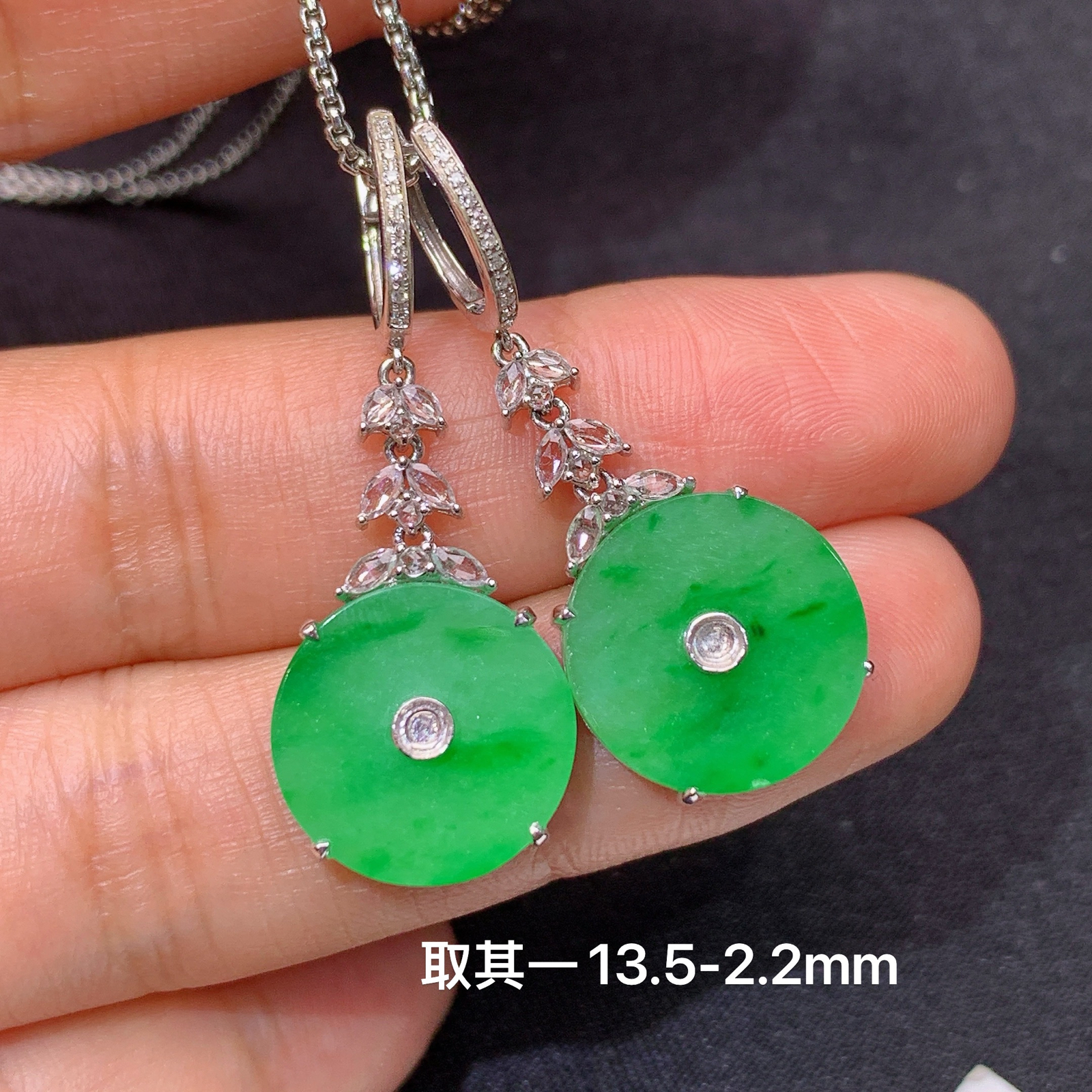 冰飘绿圆牌耳坠，18k金镶嵌，简约时尚，冰润细腻，种水足，By3 尺寸13.5*2.2