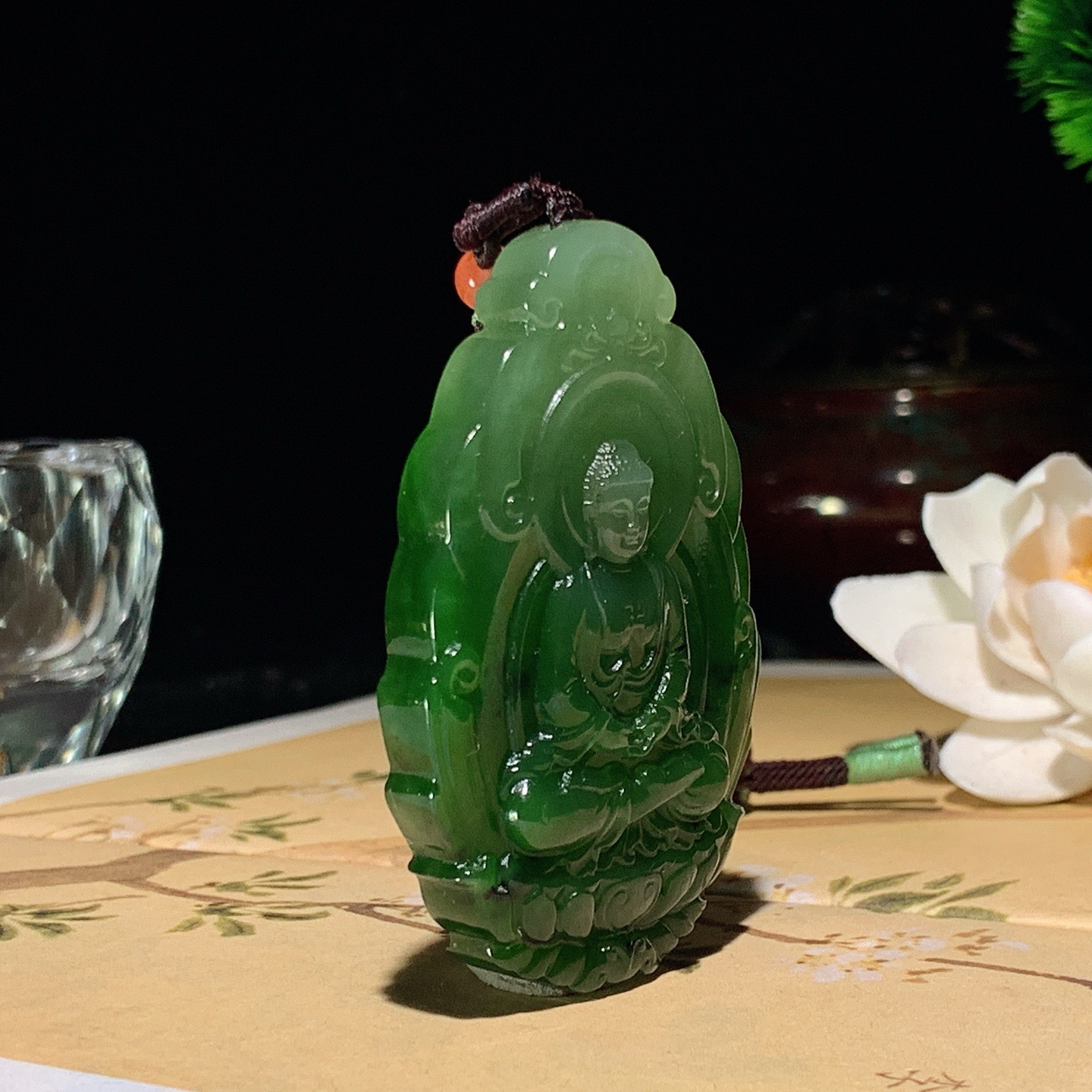 和田玉阳绿俄罗斯碧玉大日如来挂件！尺寸62/39/10重45.8克。玉质细腻油润。手推出油。佩戴高端典雅。lt260517