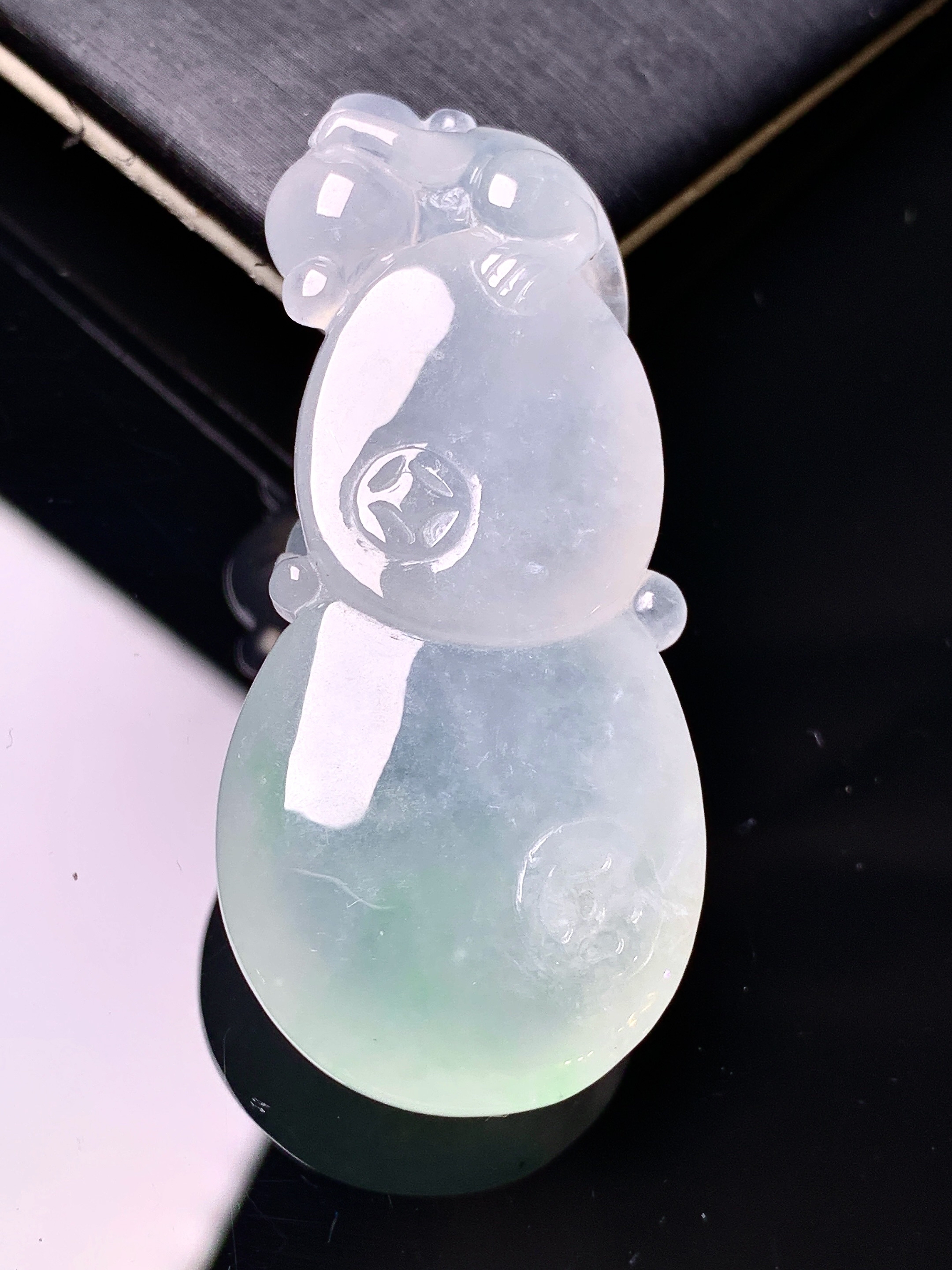 冰种葫芦吊坠 玉质细腻 色泽艳丽清新 水润亮眼 整体尺寸50.2*22.6*11.3 f4