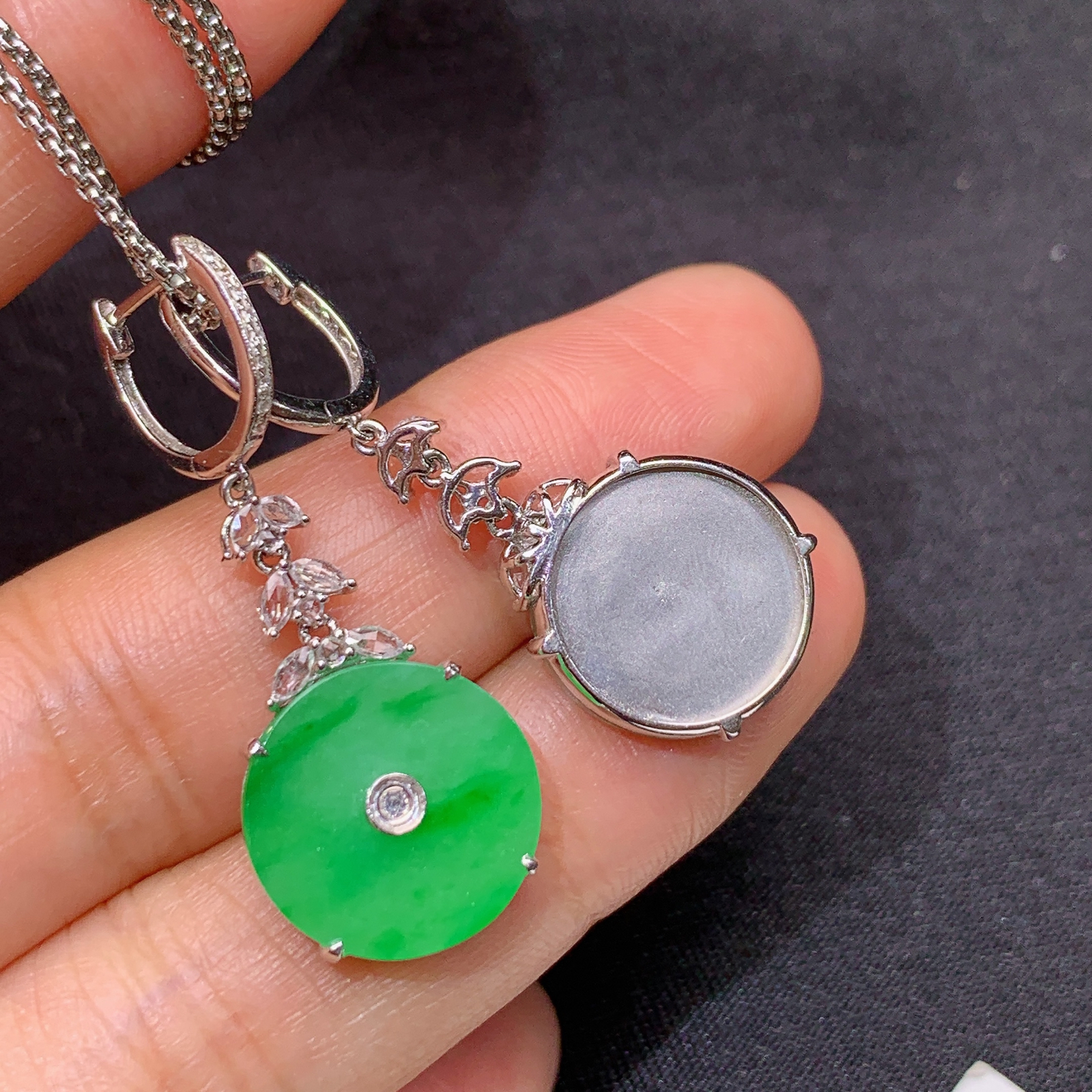 冰飘绿圆牌耳坠，18k金镶嵌，简约时尚，冰润细腻，种水足，By3 尺寸13.5*2.2