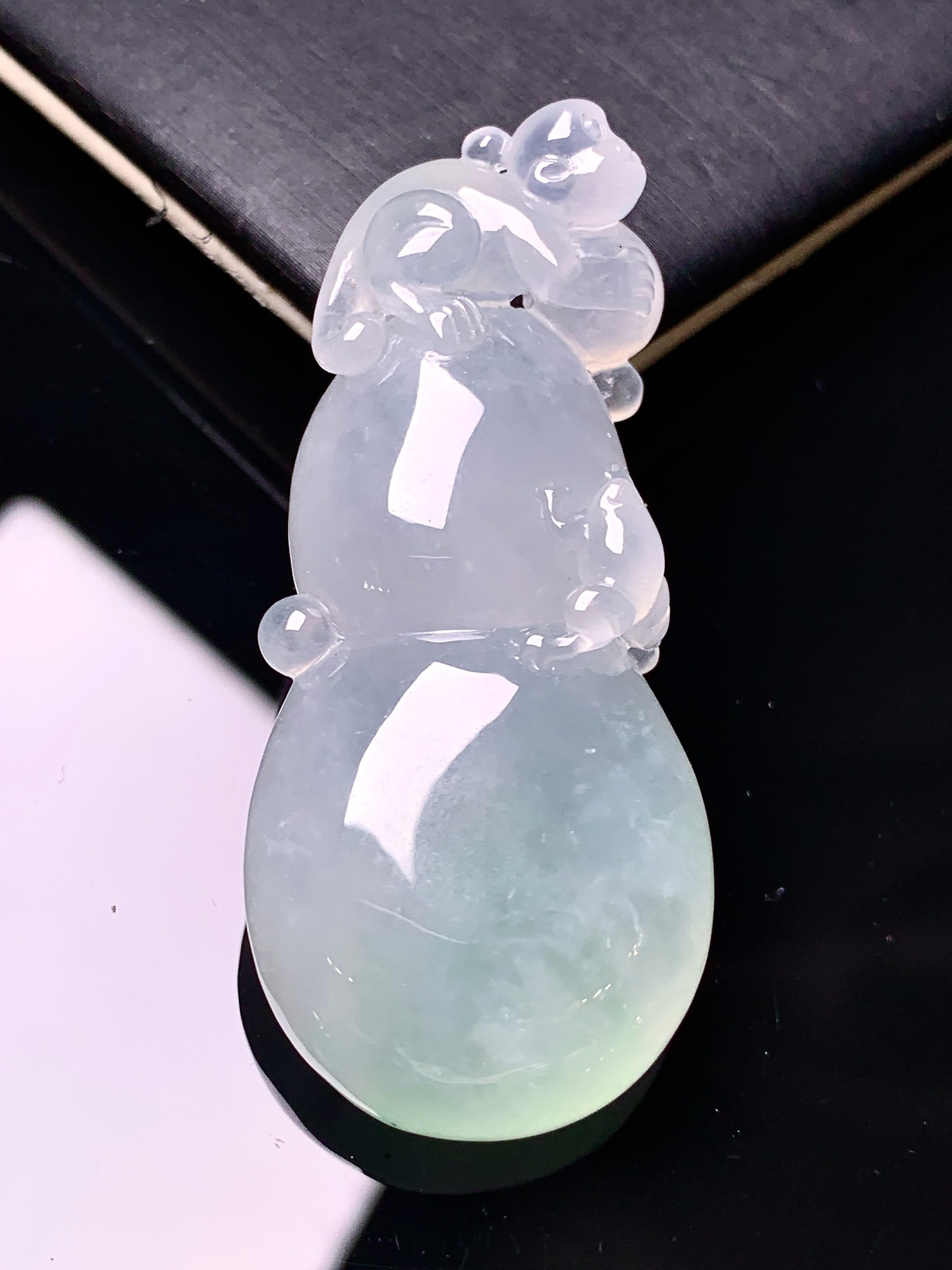 冰种葫芦吊坠 玉质细腻 色泽艳丽清新 水润亮眼 整体尺寸50.2*22.6*11.3 f4