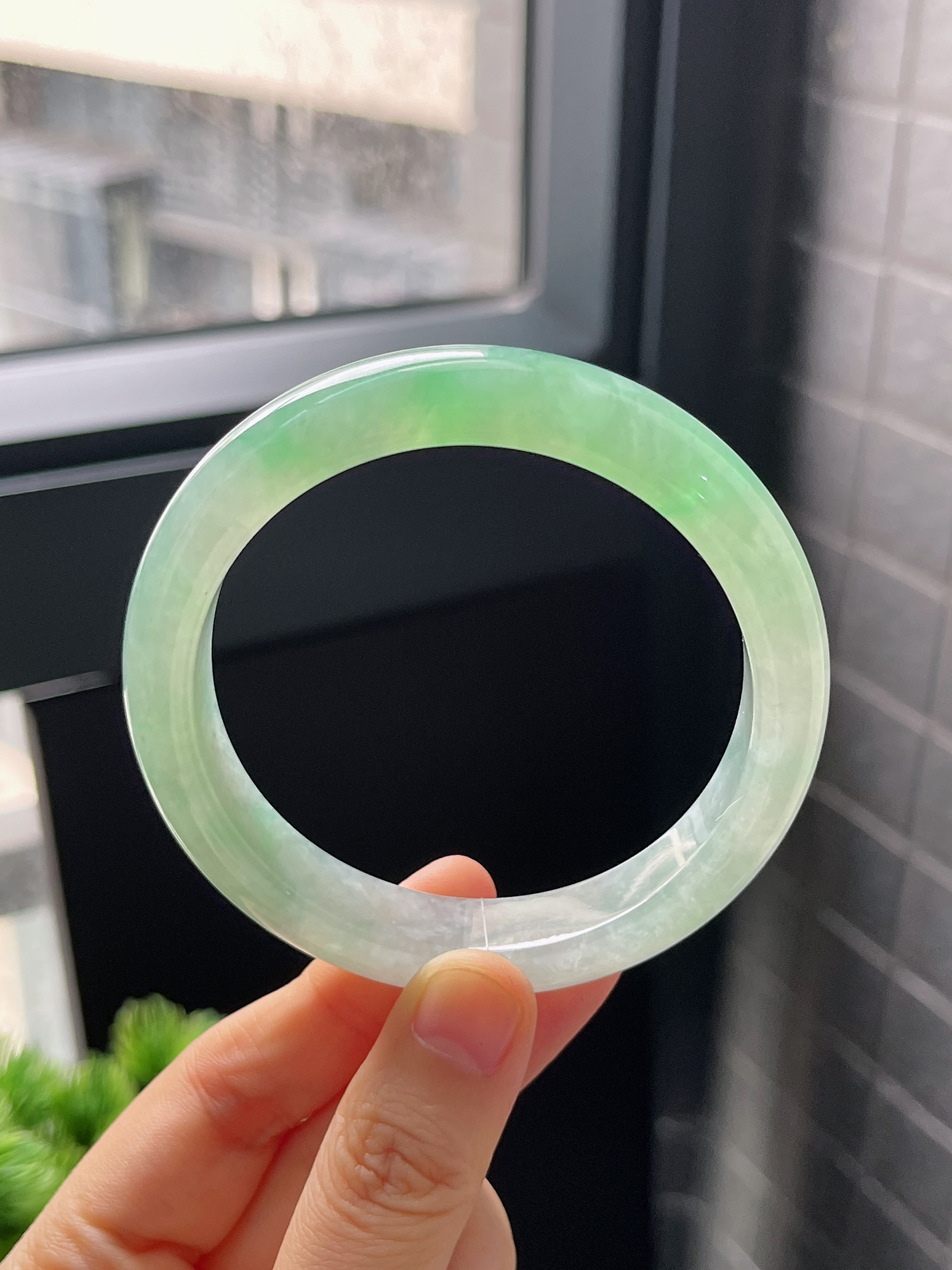 正圈58圈口，翡翠冰糯种淡绿色手镯