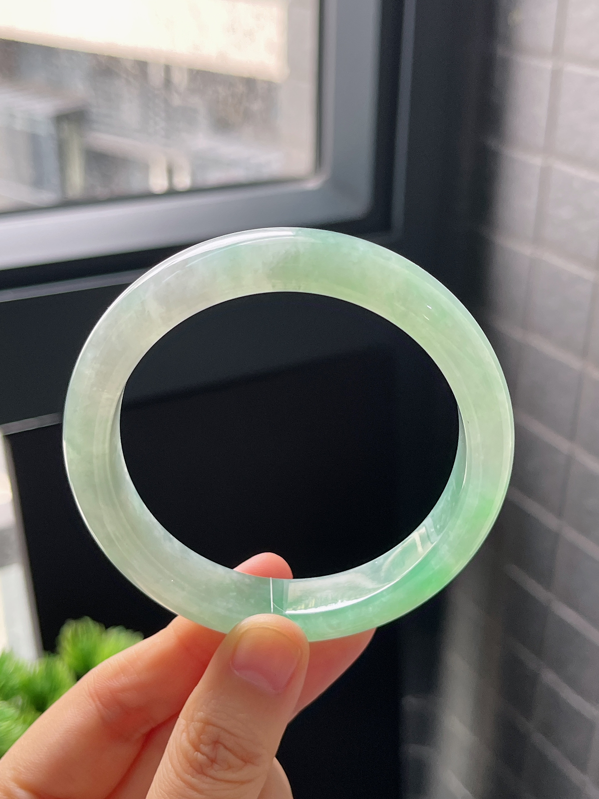 正圈58圈口，翡翠冰糯种淡绿色手镯