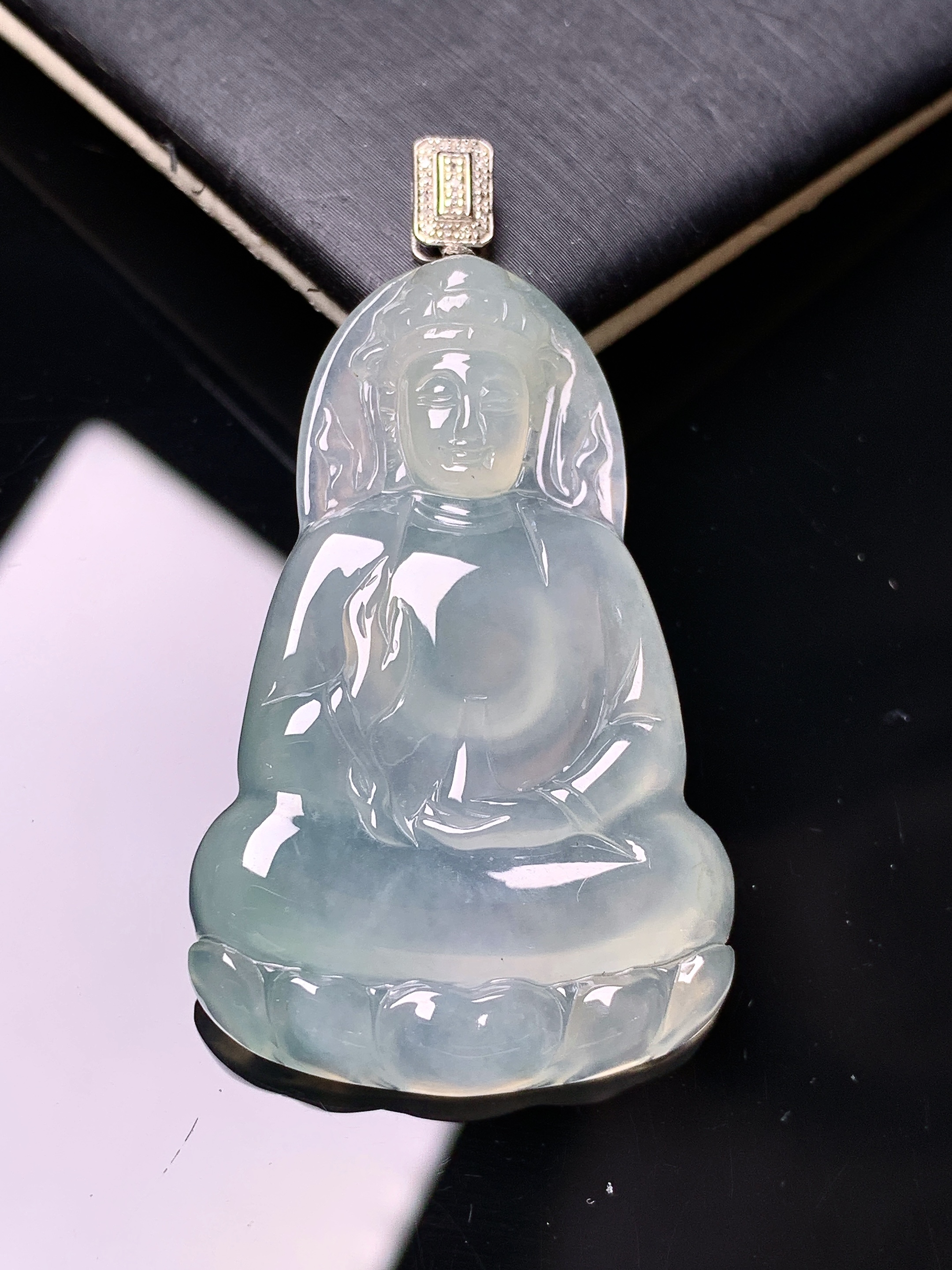 18k金钻镶嵌冰种观音菩萨吊坠 玉质细腻 色泽艳丽清新 水润亮眼 整体尺寸48*25.8*4.5 c