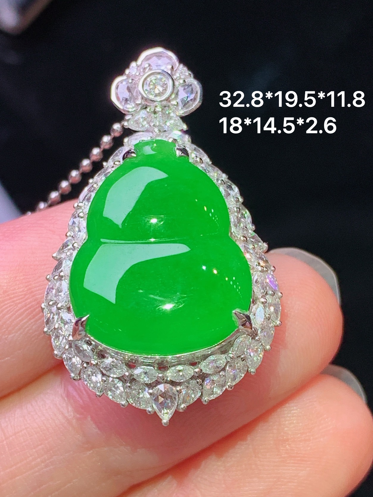 18k金钻镶嵌冰阳绿葫芦吊坠 玉质细腻 色泽艳丽清新 水润亮眼 整体尺寸32.8*19.5*11.8 t2