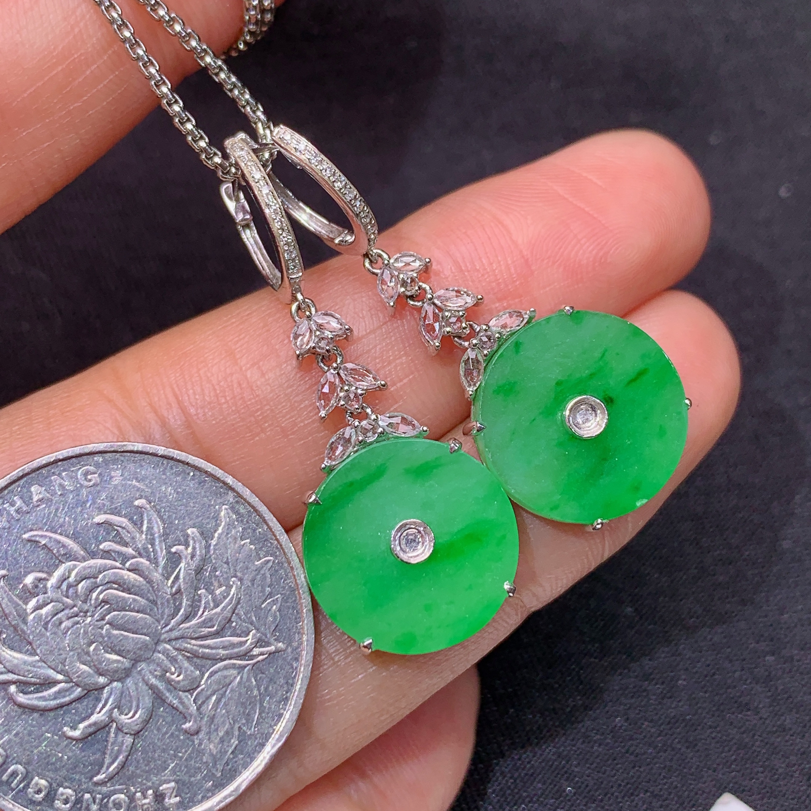 冰飘绿圆牌耳坠，18k金镶嵌，简约时尚，冰润细腻，种水足，By3 尺寸13.5*2.2