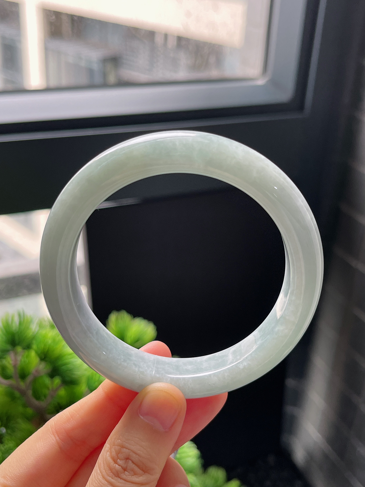 正圈60圈口，翡翠糯化种淡绿色手镯