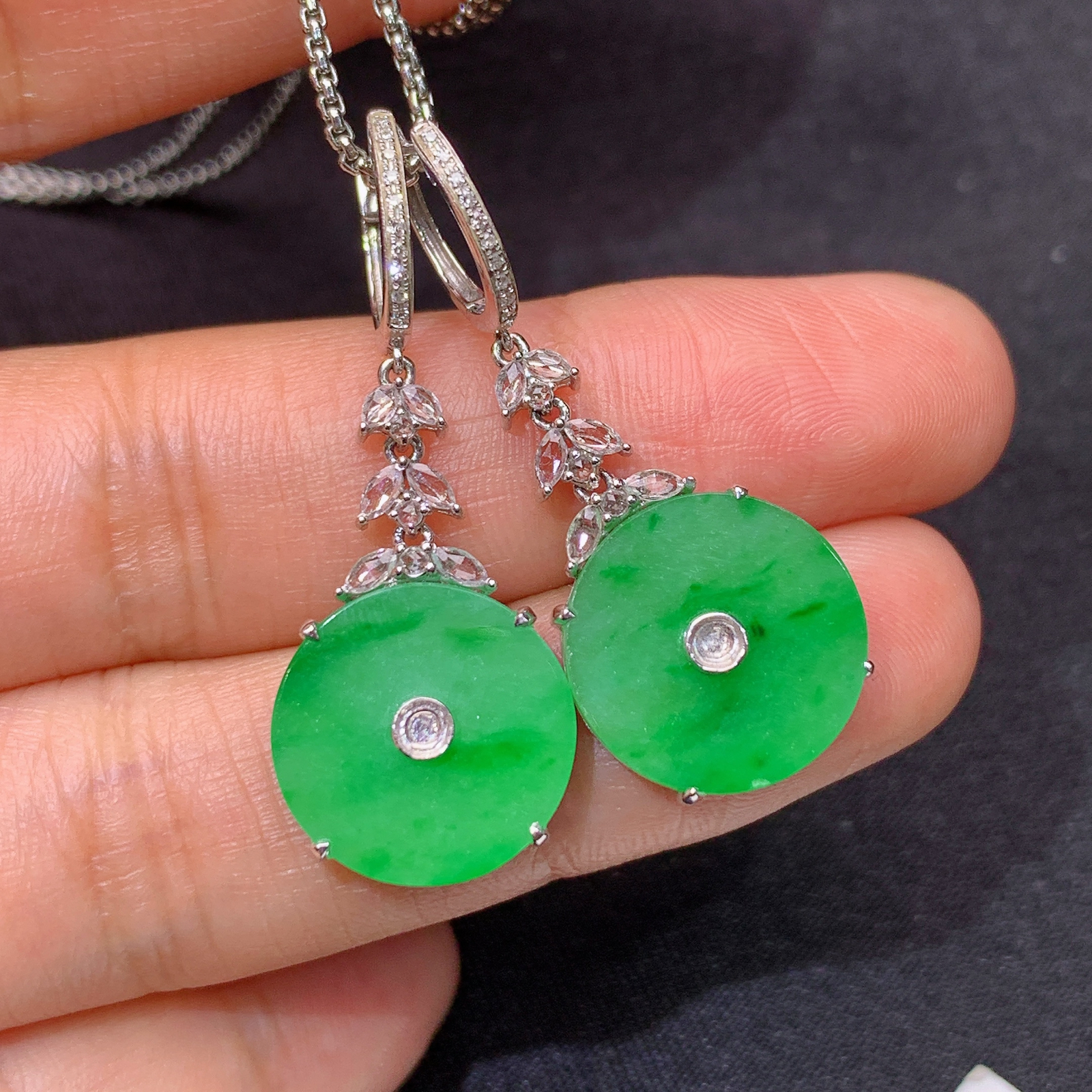 冰飘绿圆牌耳坠，18k金镶嵌，简约时尚，冰润细腻，种水足，By3 尺寸13.5*2.2
