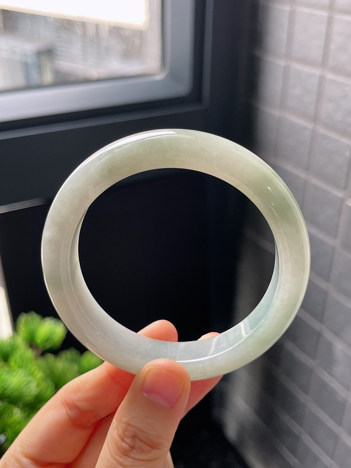正圈56.2圈口，翡翠糯化种淡绿色手镯