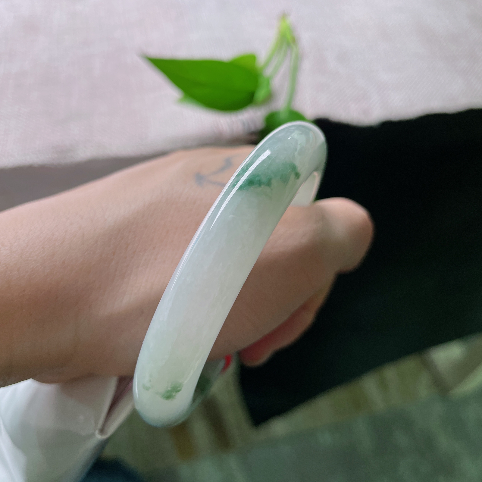 56.4/11.6/8.8，飘花正圈，白底为纸，如墨渲染，灵动充满活力，皮纹ss52376a