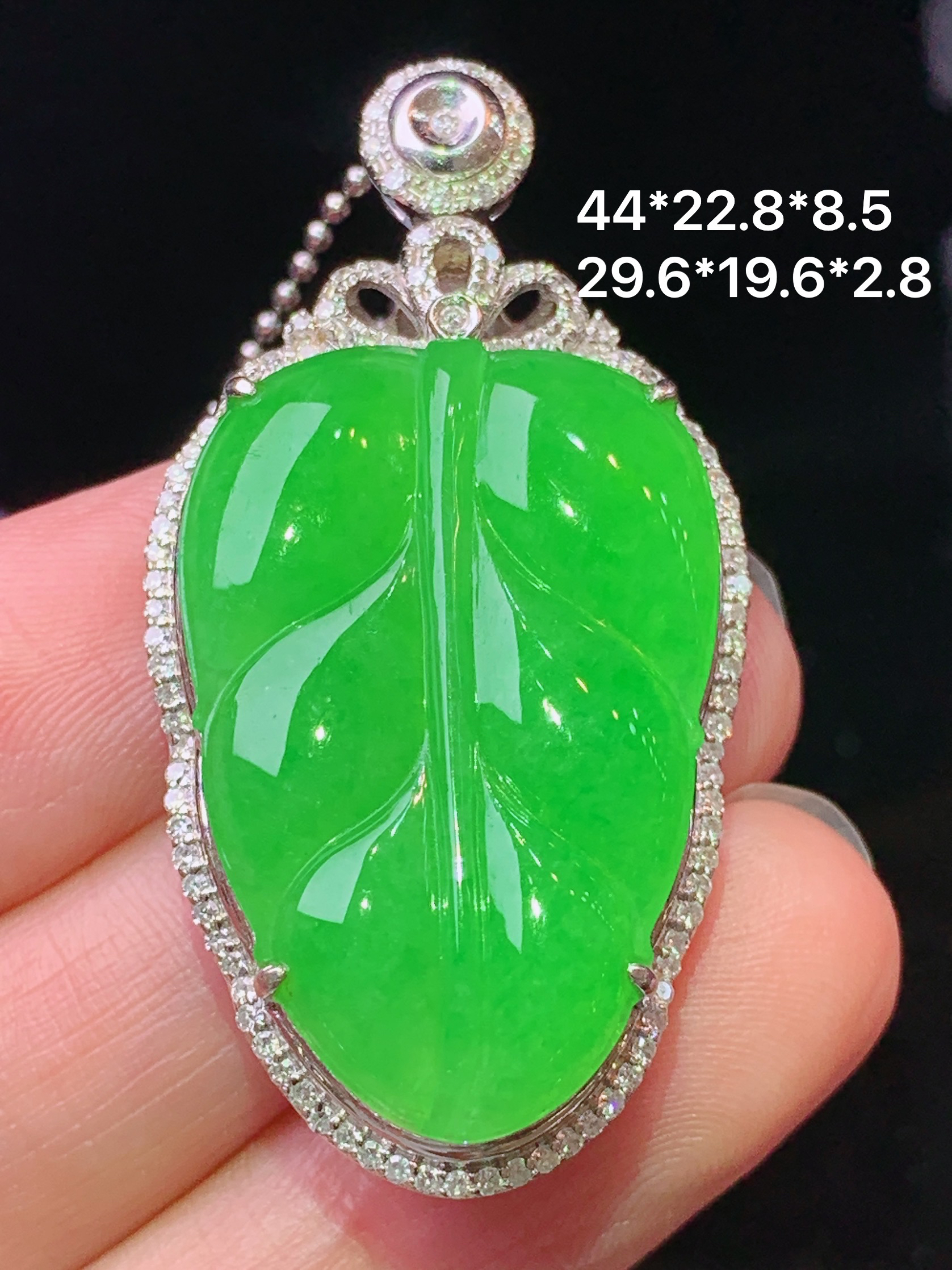 18k金钻镶嵌冰阳绿树叶吊坠 玉质细腻 色泽艳丽清新 水润亮眼 整体尺寸44*22.8*8.5 b2