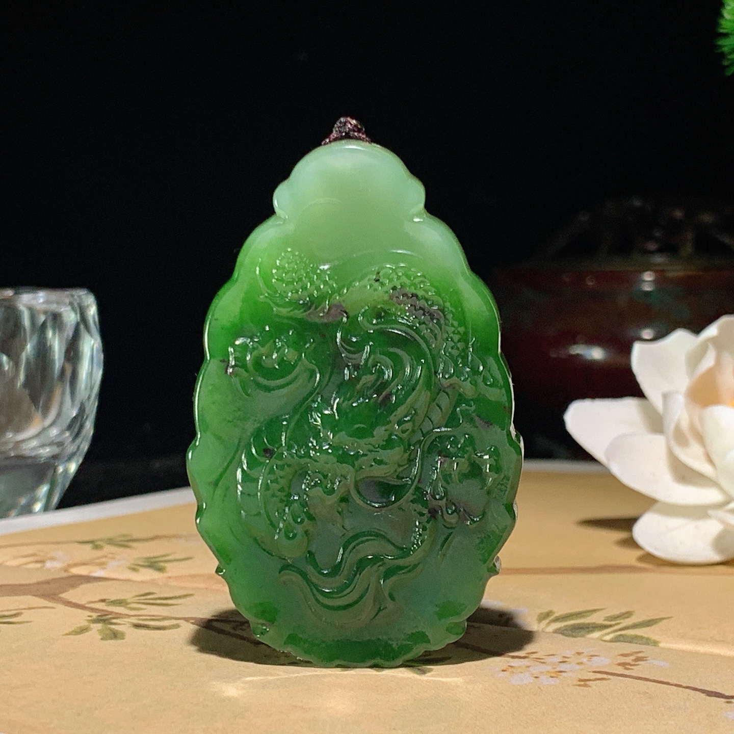 和田玉阳绿俄罗斯碧玉大日如来挂件！尺寸62/39/10重45.8克。玉质细腻油润。手推出油。佩戴高端典雅。lt260517
