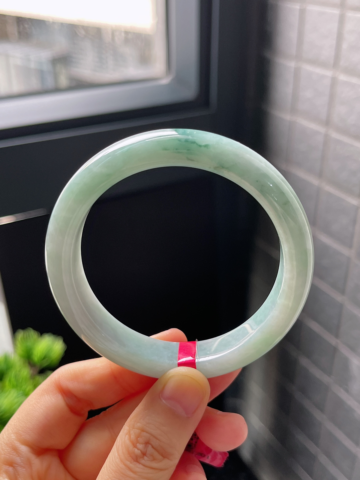 正圈55圈口，翡翠糯化种淡绿色手镯