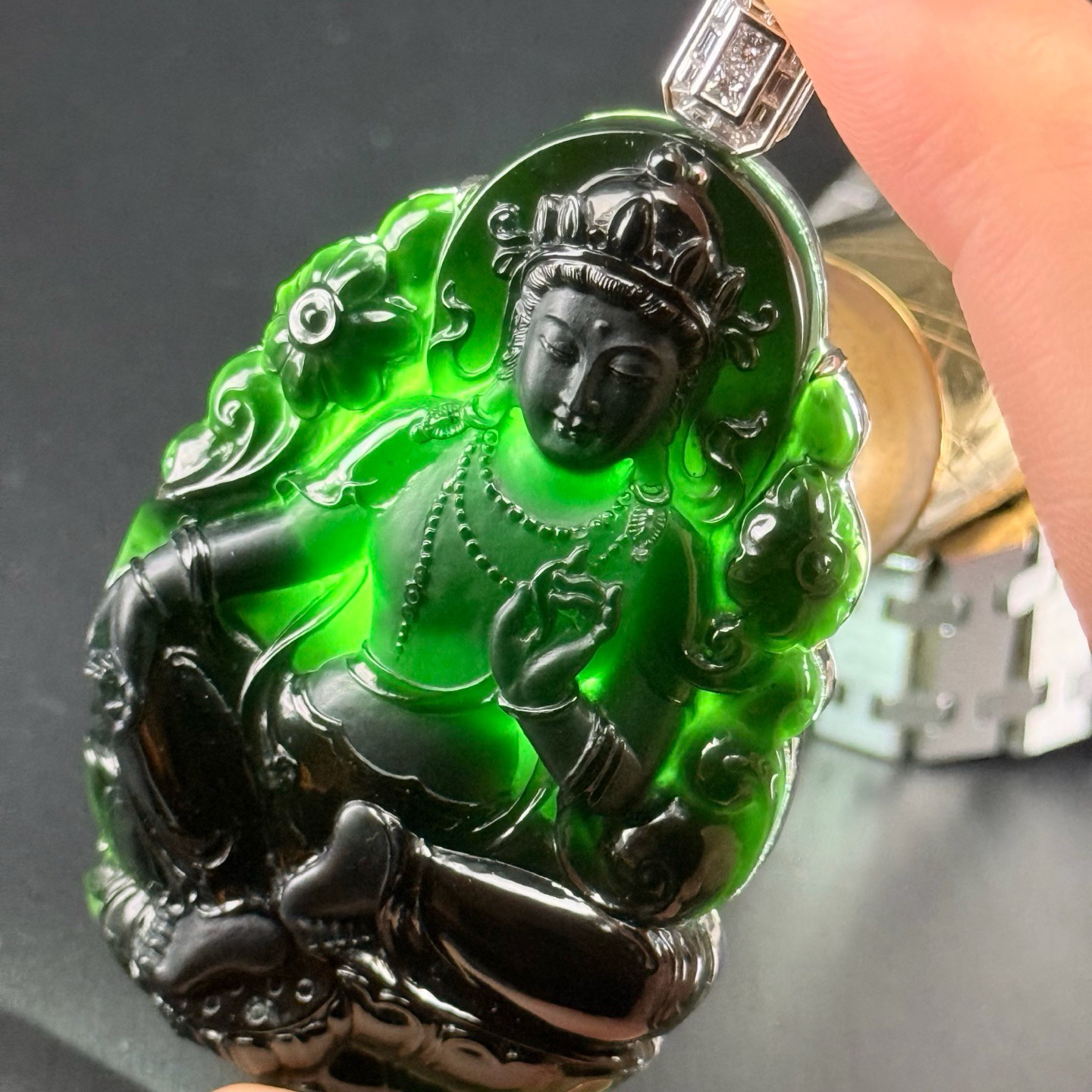 精品18k金墨翠度母 种好色正 黑度极好 打灯通透 油性十足 老种好色正  尺寸68.8