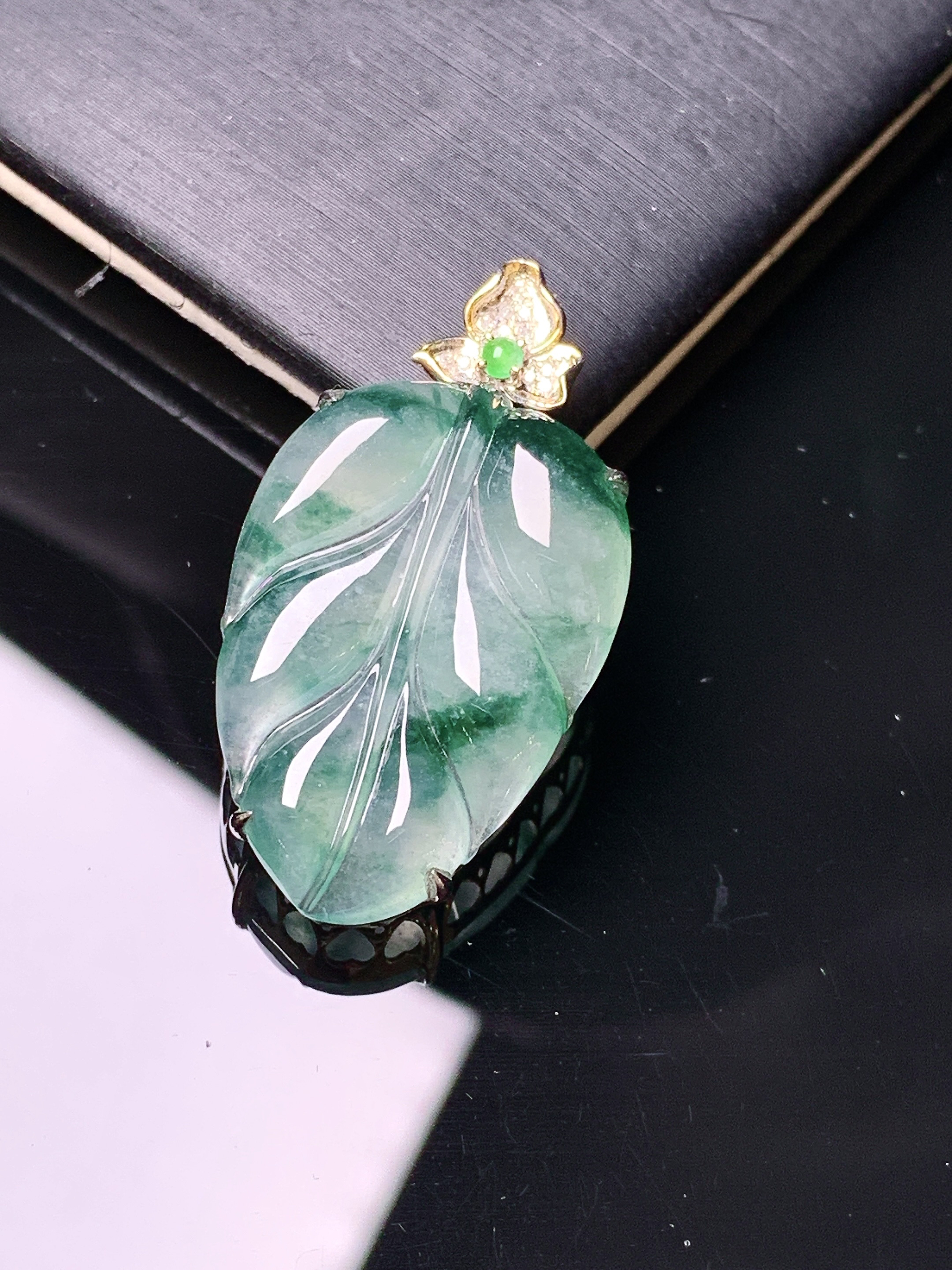18k金钻镶嵌冰种飘绿树叶吊坠 玉质细腻 色泽艳丽清新 水润亮眼 整体尺寸33.5*18*7 yz