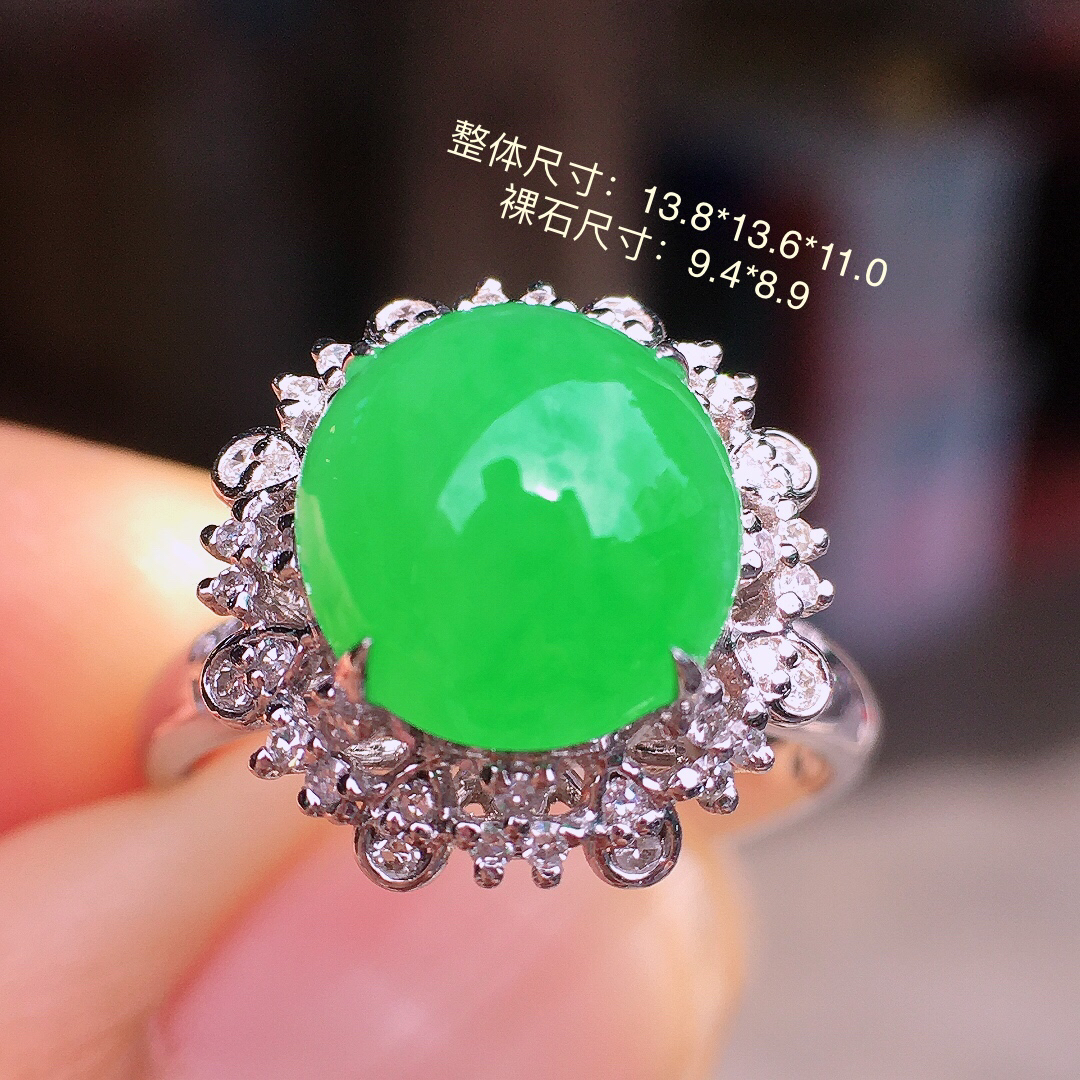阳绿蛋面戒指，色泽均匀艳丽，玉质细腻，荧光感超
强，饱满圆润，简单大方，尽显优雅气质，18k
金豪华镶嵌