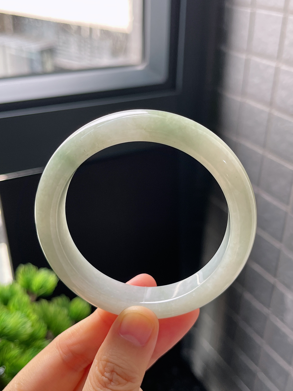 正圈56.2圈口，翡翠糯化种淡绿色手镯