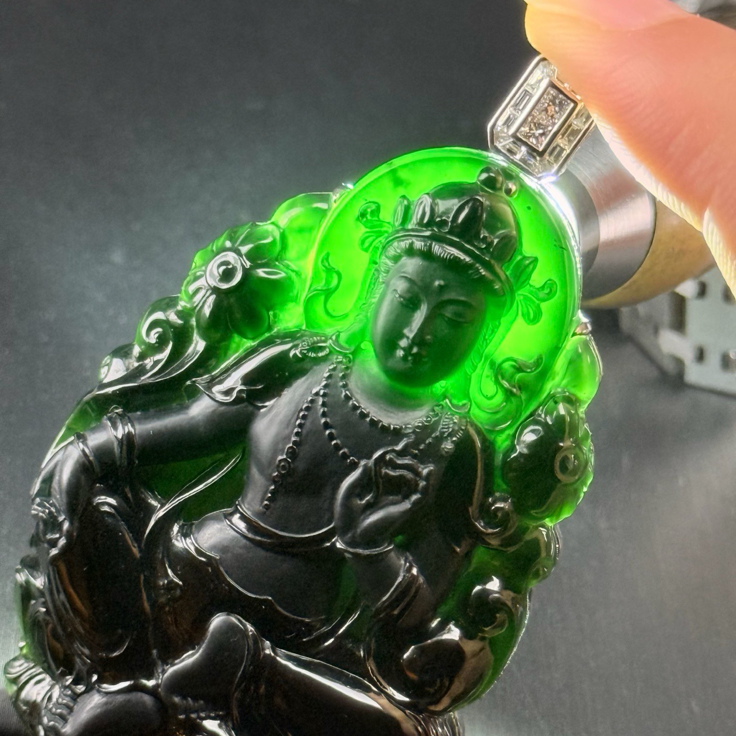 精品18k金墨翠度母 种好色正 黑度极好 打灯通透 油性十足 老种好色正  尺寸68.8
