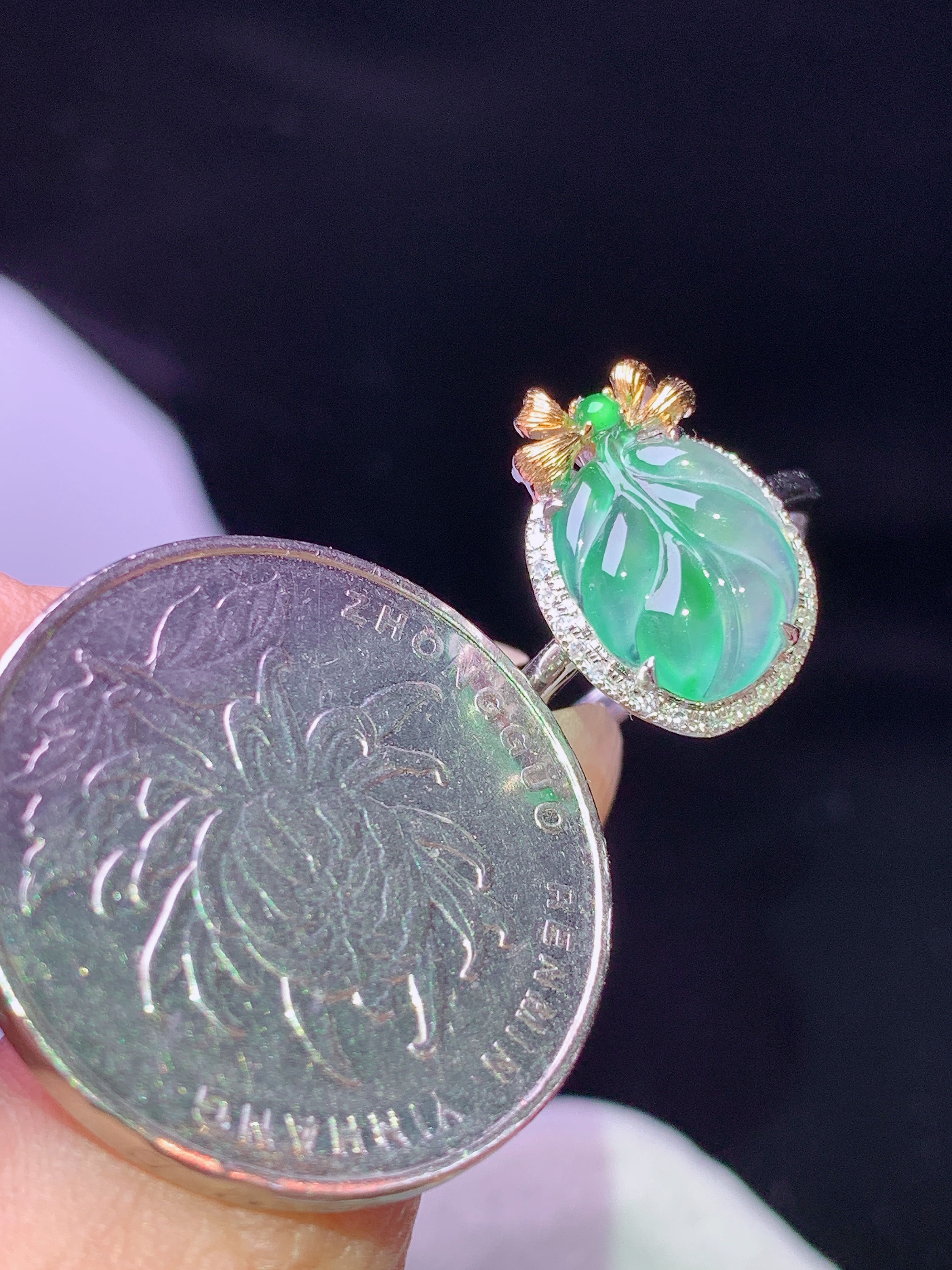 18k金钻镶嵌冰飘绿树叶戒指 玉质细腻 色泽艳丽清新 水润亮眼 圈口13.5 整体尺寸15.6*10.3*5.2 t1