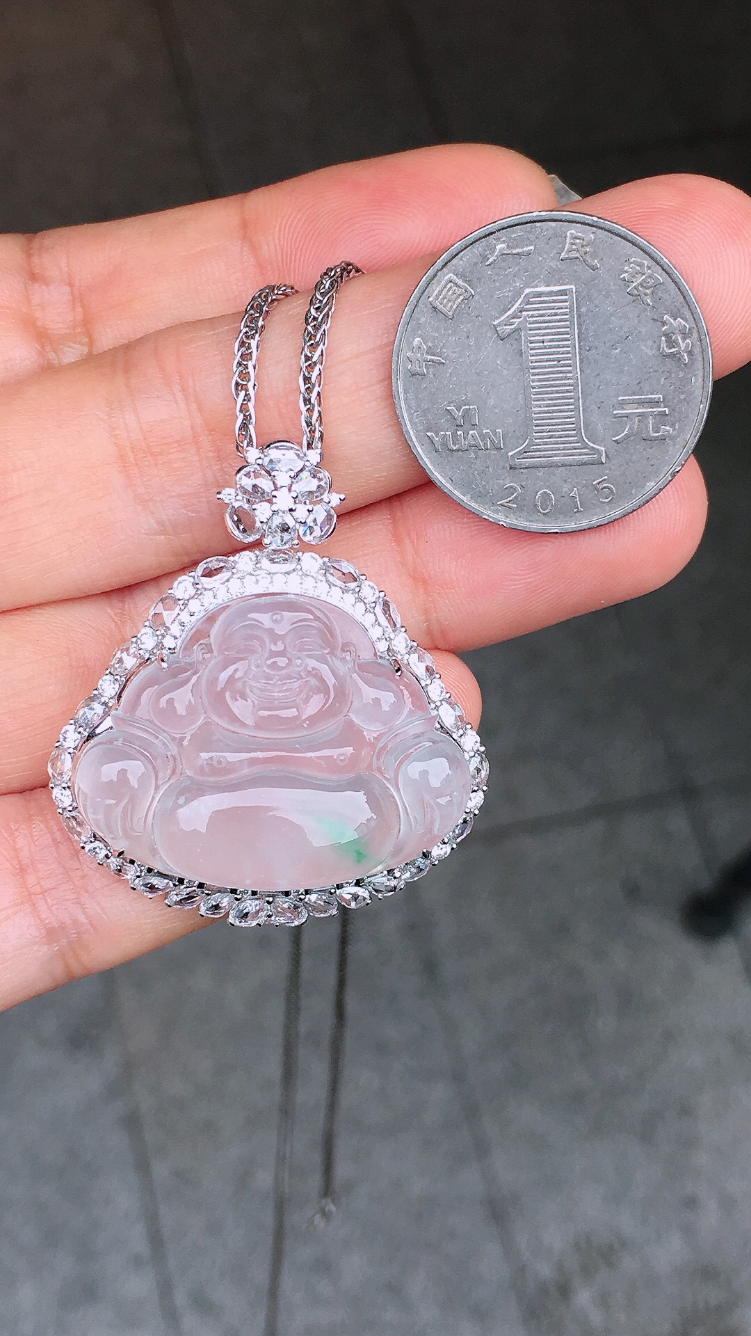 冰飘绿佛公吊坠，色泽艳丽，玉质细腻，荧光感超
强，饱满圆润，简单大方，尽显优雅气质，18k
金豪华镶嵌