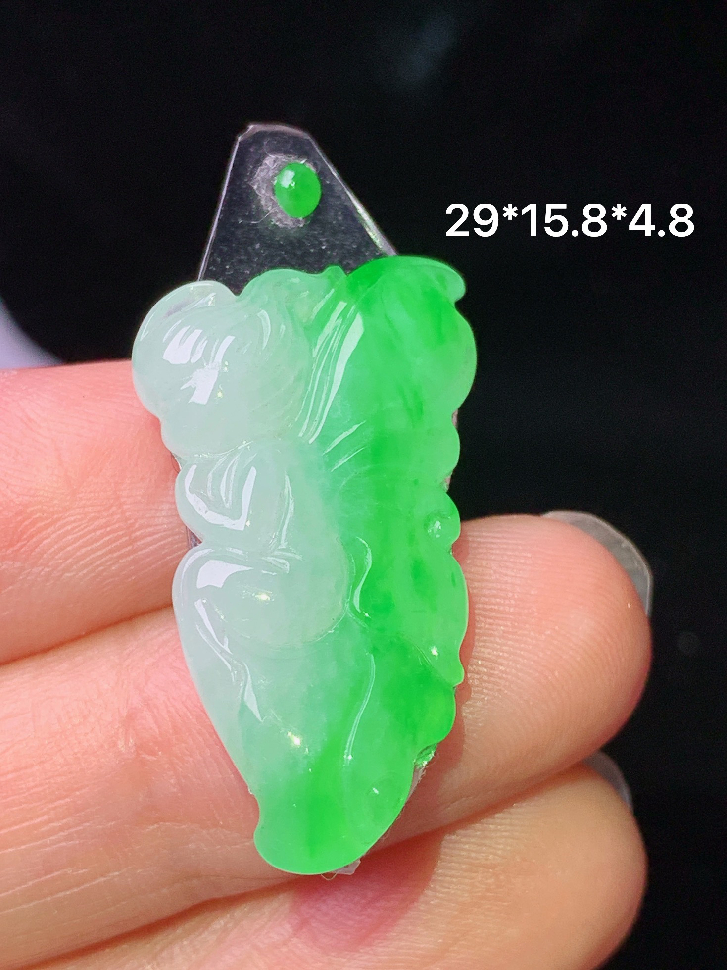 镶嵌款 飘绿天使吊坠 玉质细腻 色泽艳丽清新 水润亮眼 整体尺寸29*15.8*4.8 2x