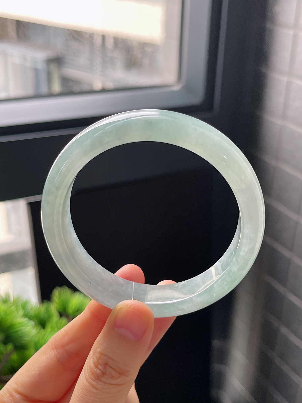 正圈57圈口，翡翠冰糯种淡蓝色手镯