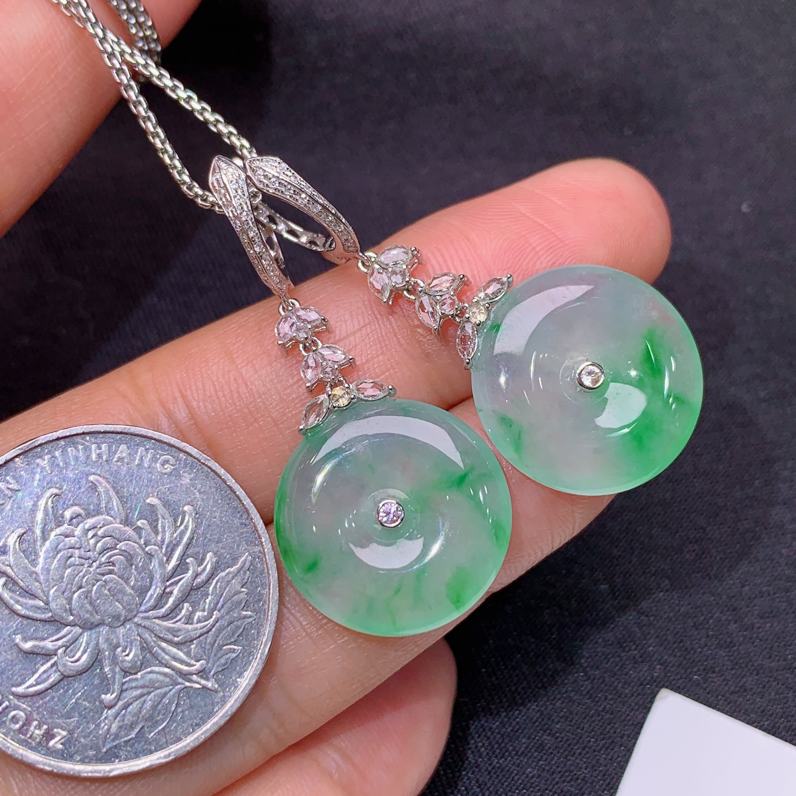 冰飘绿平安扣耳坠，18k金镶嵌，简约时尚，冰润细腻，种水足，By3 尺寸16.9*3.5