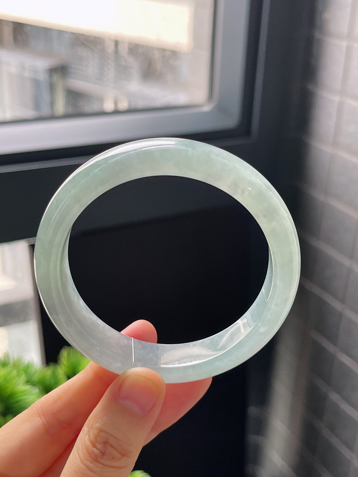 正圈57圈口，翡翠冰糯种淡蓝色手镯