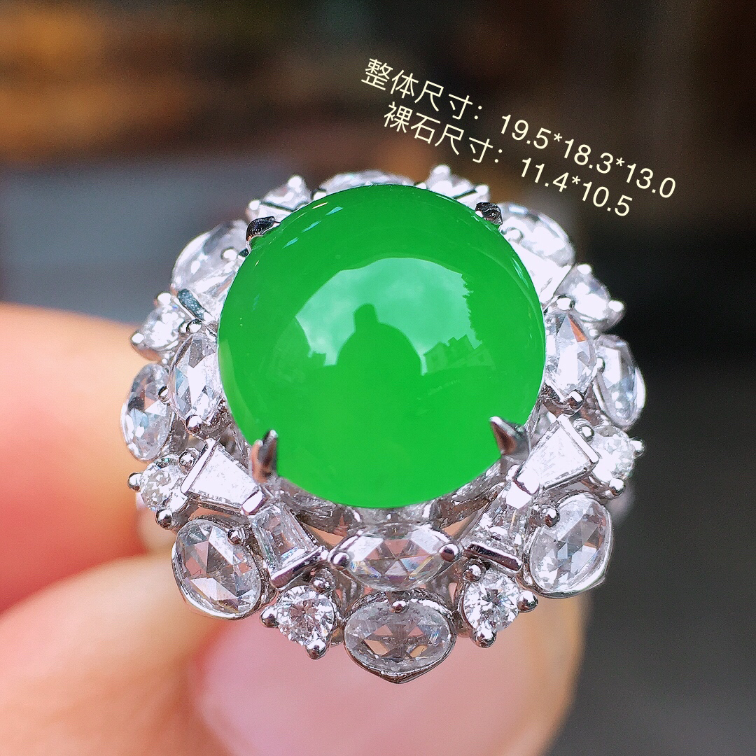 阳绿蛋面戒指，色泽均匀艳丽，玉质细腻，荧光感超
强，饱满圆润，简单大方，尽显优雅气质，18k
金豪华镶嵌