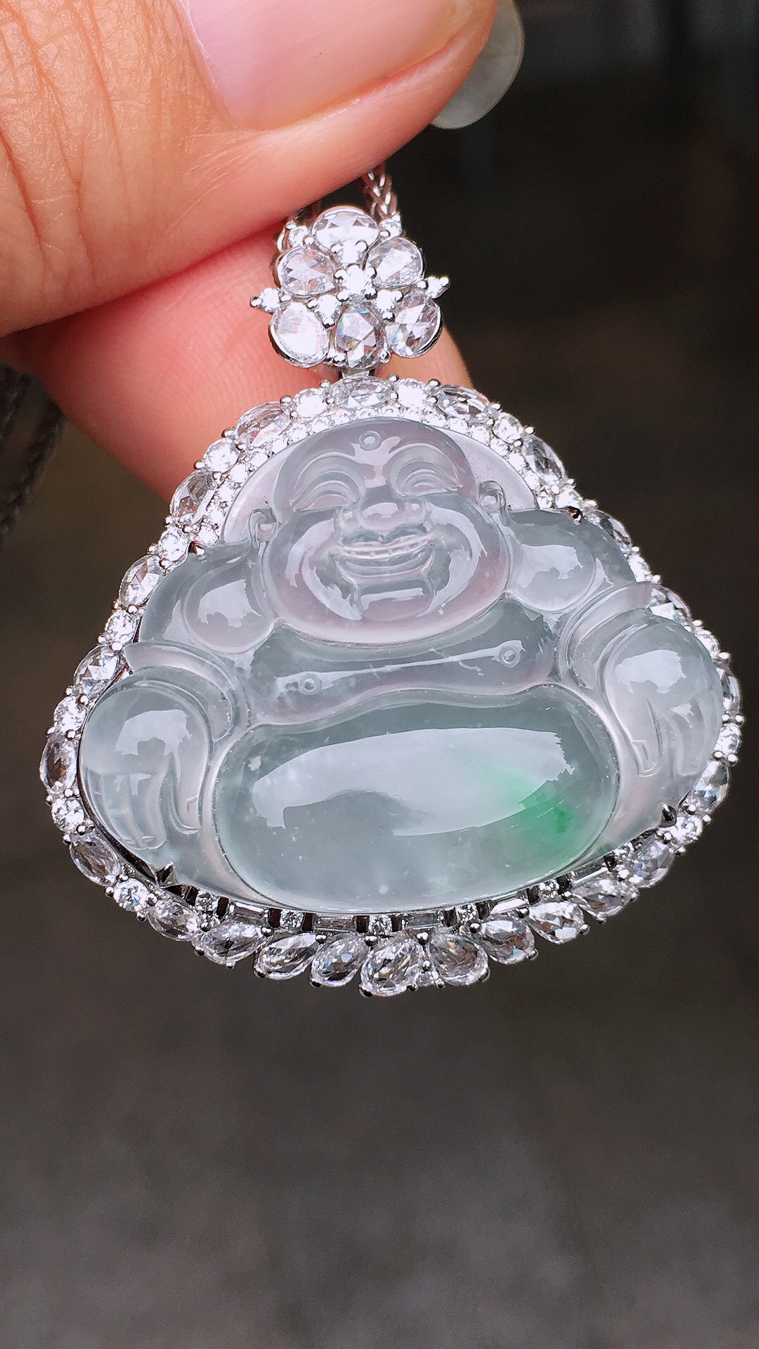 冰飘绿佛公吊坠，色泽艳丽，玉质细腻，荧光感超
强，饱满圆润，简单大方，尽显优雅气质，18k
金豪华镶