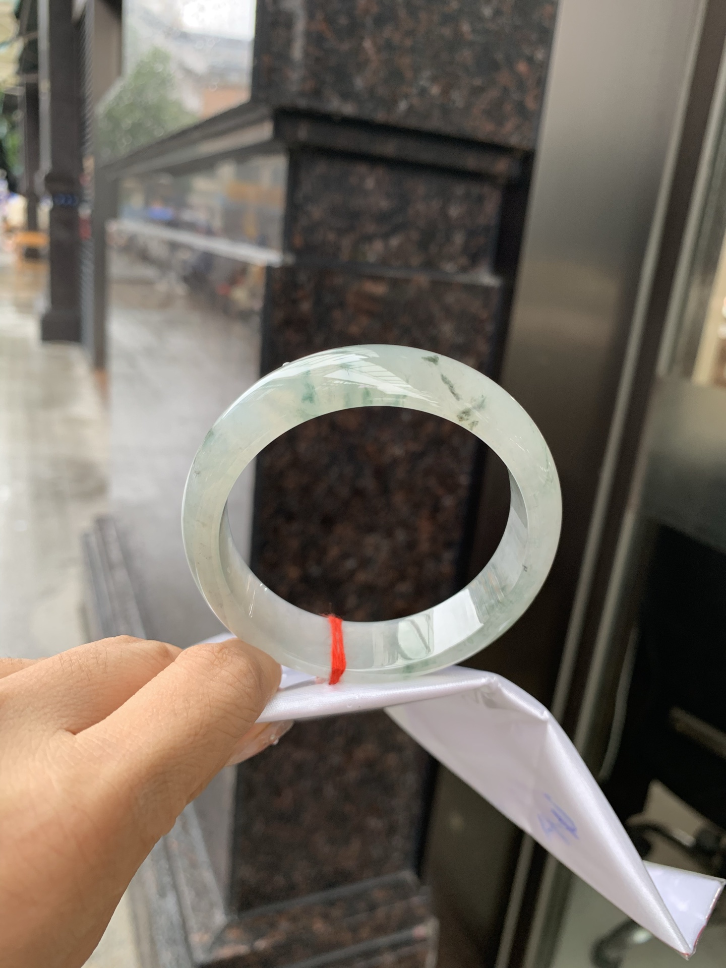 宽版正圈 57.7-7.6-15.6 0519-4A119 无裂，底妆冰透有光感，冰底中开出了朵朵蓝花，飘花灵动飘逸，勾勒出一幅唯美诗意的山水意境画，古典优雅又秀气