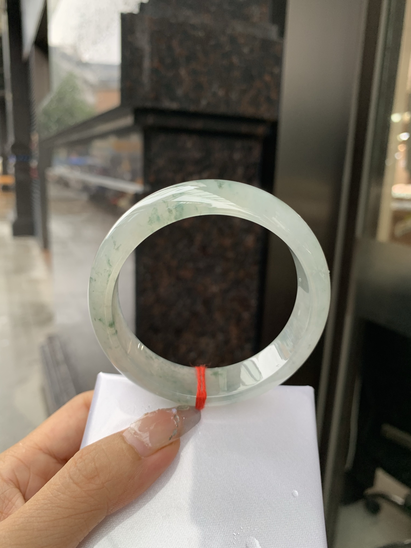 宽版正圈 57.7-7.6-15.6 0519-4A119 无裂，底妆冰透有光感，冰底中开出了朵朵蓝花，飘花灵动飘逸，勾勒出一幅唯美诗意的山水意境画，古典优雅又秀气