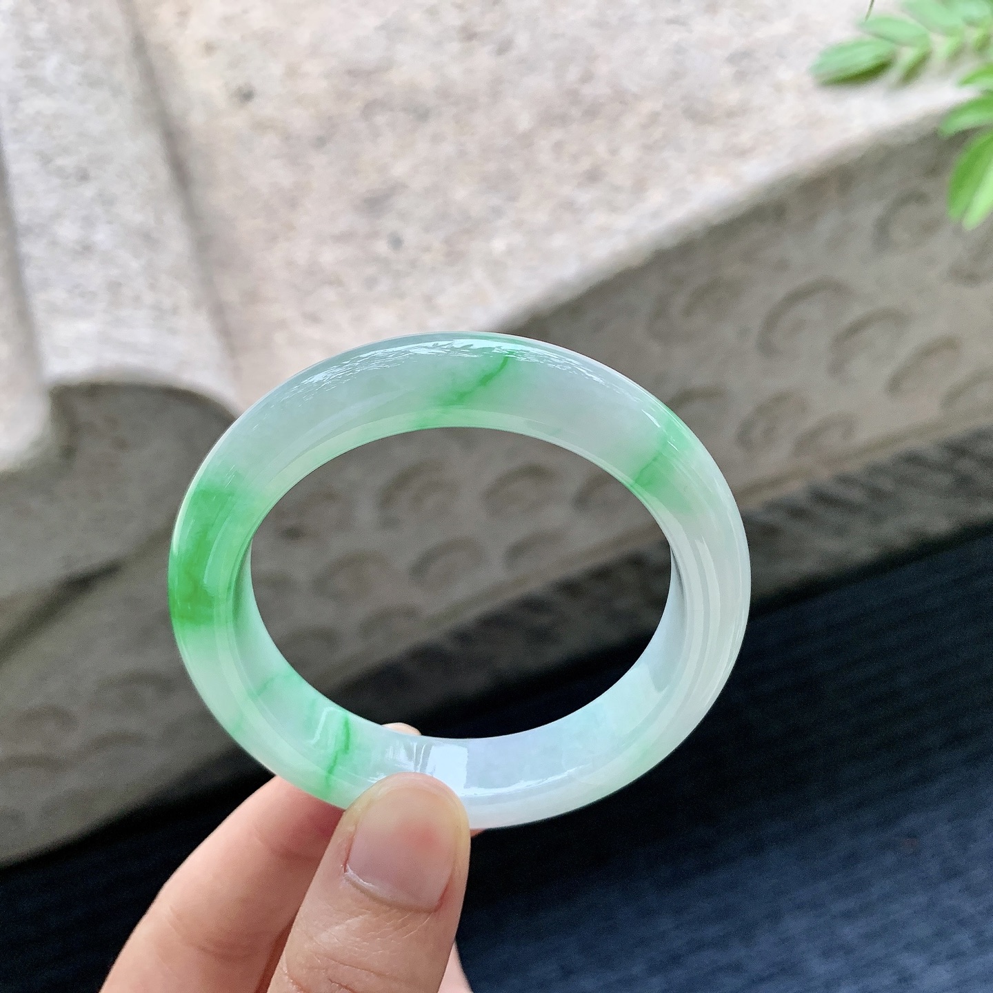 正圈49 50，圈口50.5/11.8/8.2，编码DZ081811，细糯飘阳绿，水润，种老，细腻，有纹线