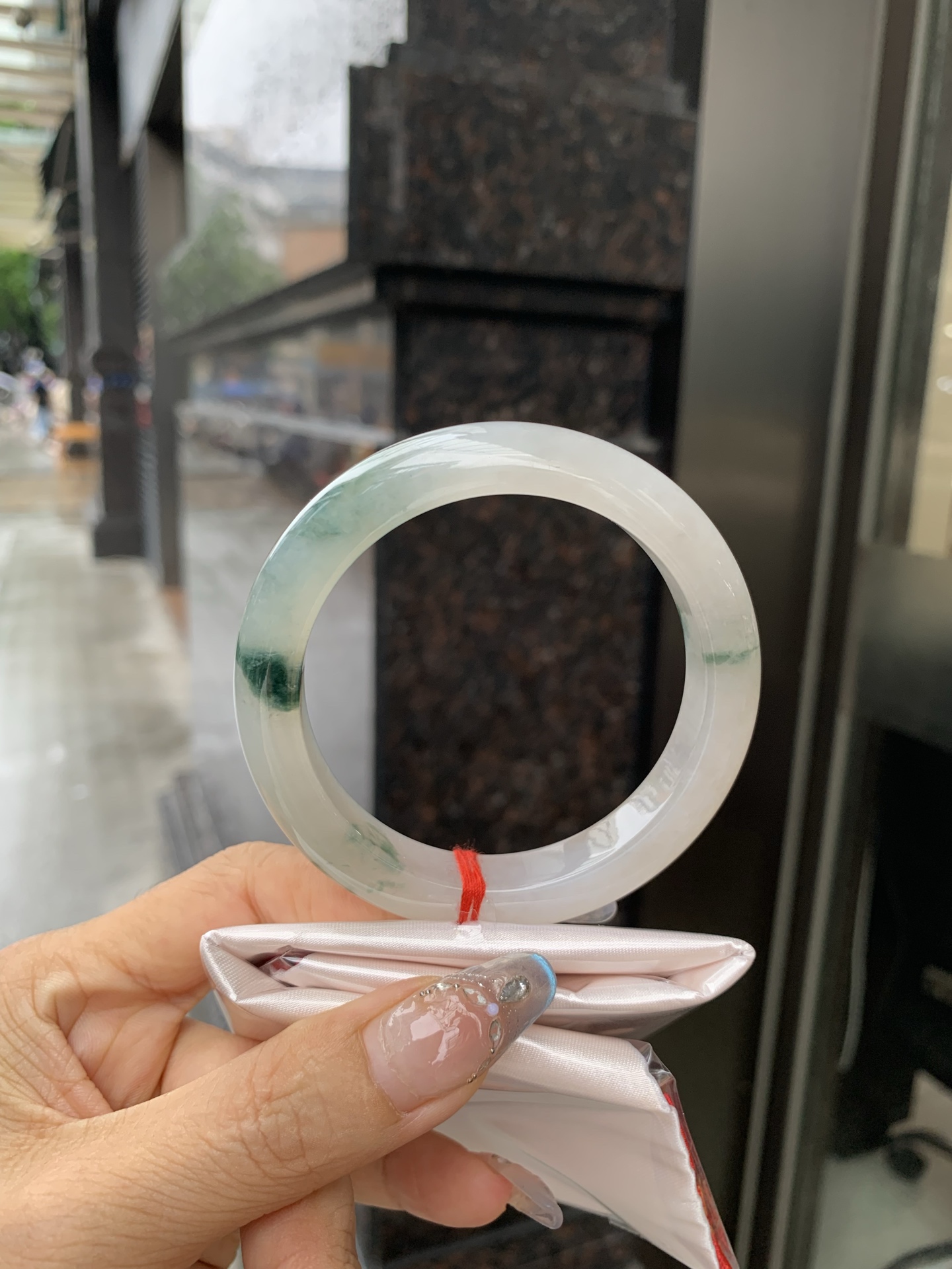 冰飘花正圈 0519-4A118 打灯棉线，底妆冰润细腻，冰底中开出了朵朵蓝花，飘花灵动飘逸，勾勒出一幅唯美诗意的山水意境画，古典优雅又秀气