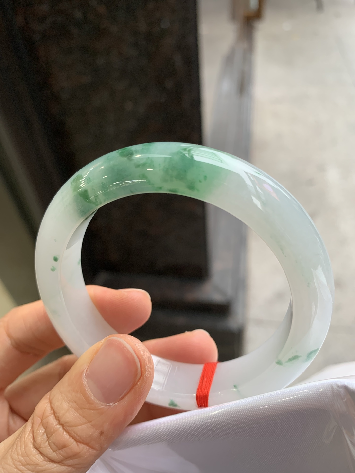 正圈飘绿花 无裂 尺寸：56/13/9 细腻